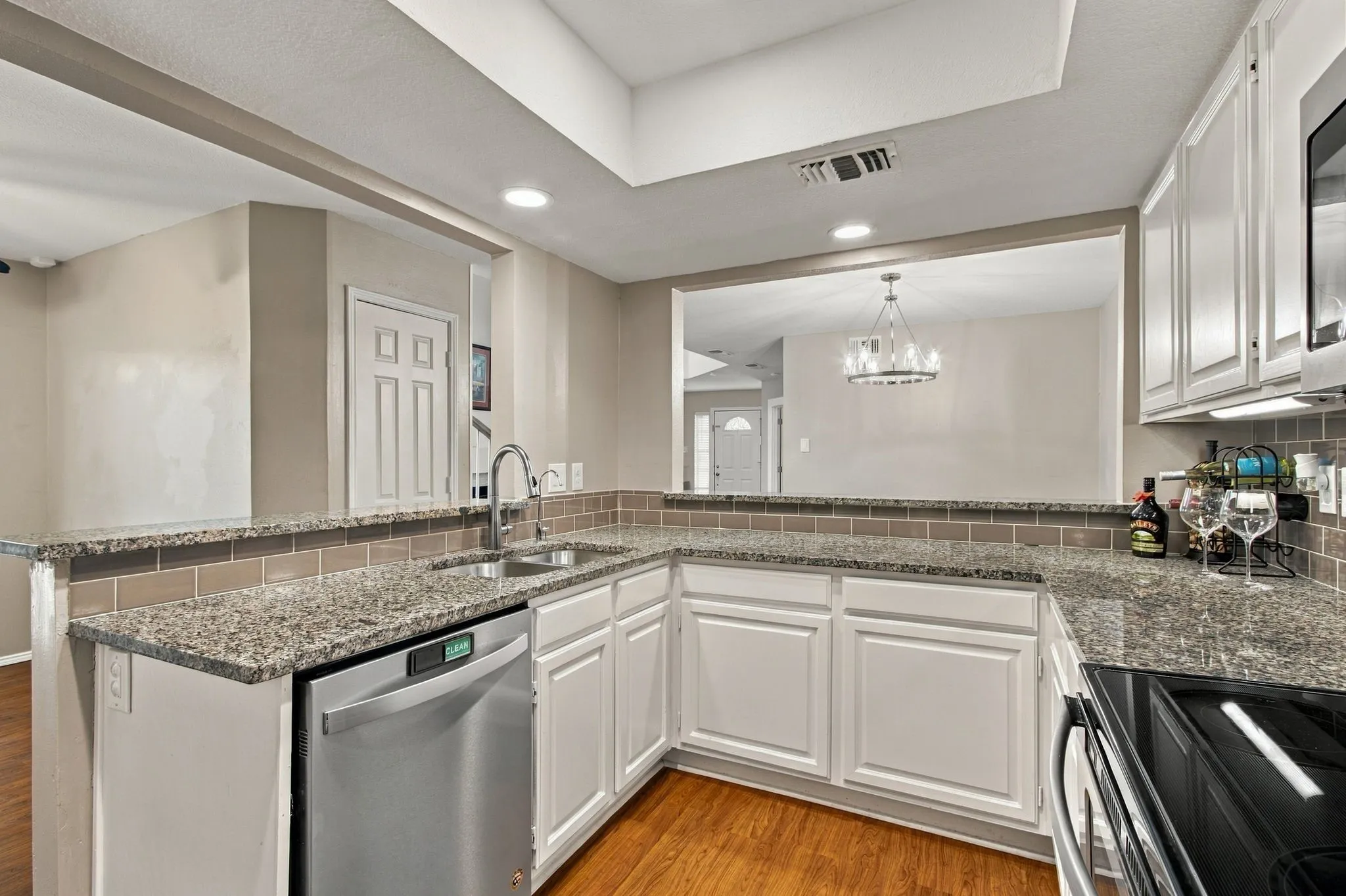 Single Family Residence For Sale in Dallas County , 1345 Jeanette Way, Carrollton, Texas 75006, 4 Bedroom, 3 Bathroom, 2 Garage spaces, 2,589 Sqft, built in 1987, mls#21386115, Real Estate Agent in Carrollton, Homes For Sale in Dallas county, Homes For Sale in Carrollton, Realtor in Carrollton Texas, Real Estate Brokerage Independent Realty Texas, Luminita Cordes Realtor