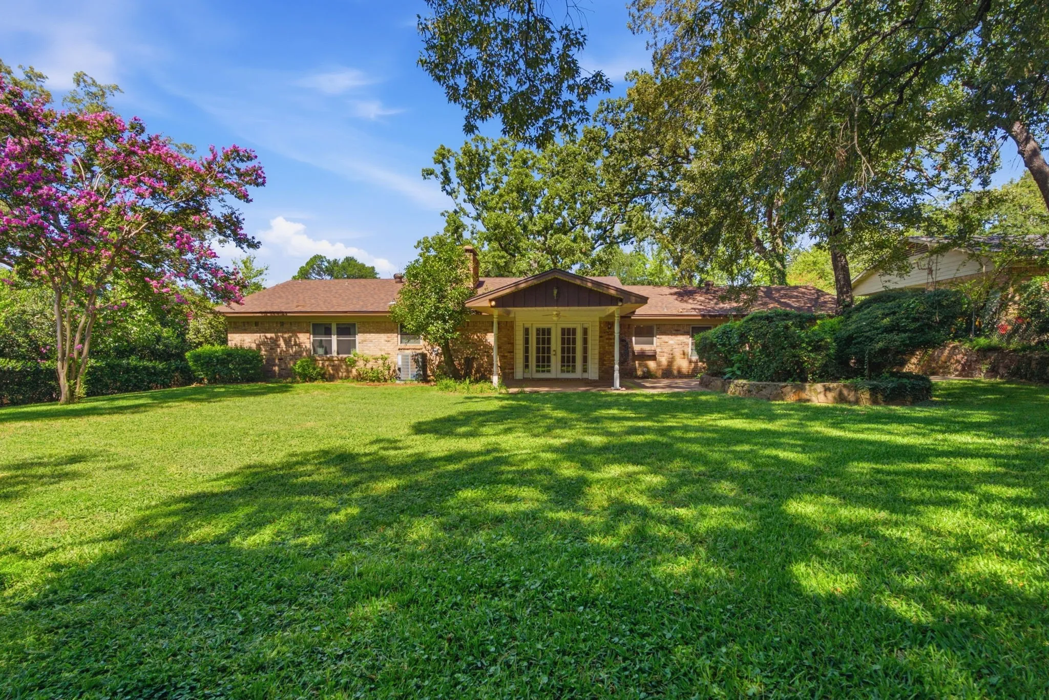 Single Family Residence For Sale in Smith County , 2926 S Keaton Avenue, Tyler, Texas 75701, 3 Bedroom, 2 Bathroom, 2 Garage spaces, 2,177 Sqft, built in 1961, mls#21390307, Real Estate Agent in Tyler, Homes For Sale in Smith county, Homes For Sale in Tyler, Realtor in Tyler Texas, Real Estate Brokerage Independent Realty Texas, Luminita Cordes Realtor