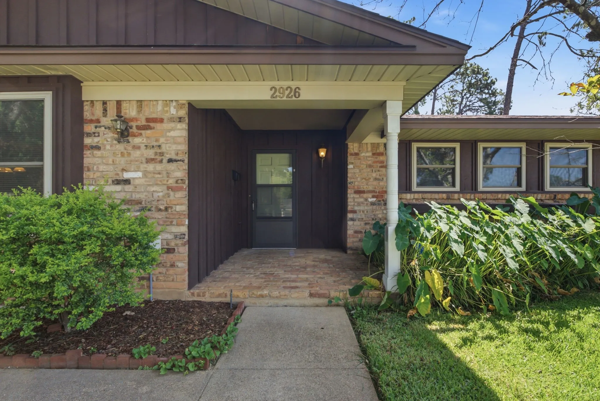 Single Family Residence For Sale in Smith County , 2926 S Keaton Avenue, Tyler, Texas 75701, 3 Bedroom, 2 Bathroom, 2 Garage spaces, 2,177 Sqft, built in 1961, mls#21390307, Real Estate Agent in Tyler, Homes For Sale in Smith county, Homes For Sale in Tyler, Realtor in Tyler Texas, Real Estate Brokerage Independent Realty Texas, Luminita Cordes Realtor