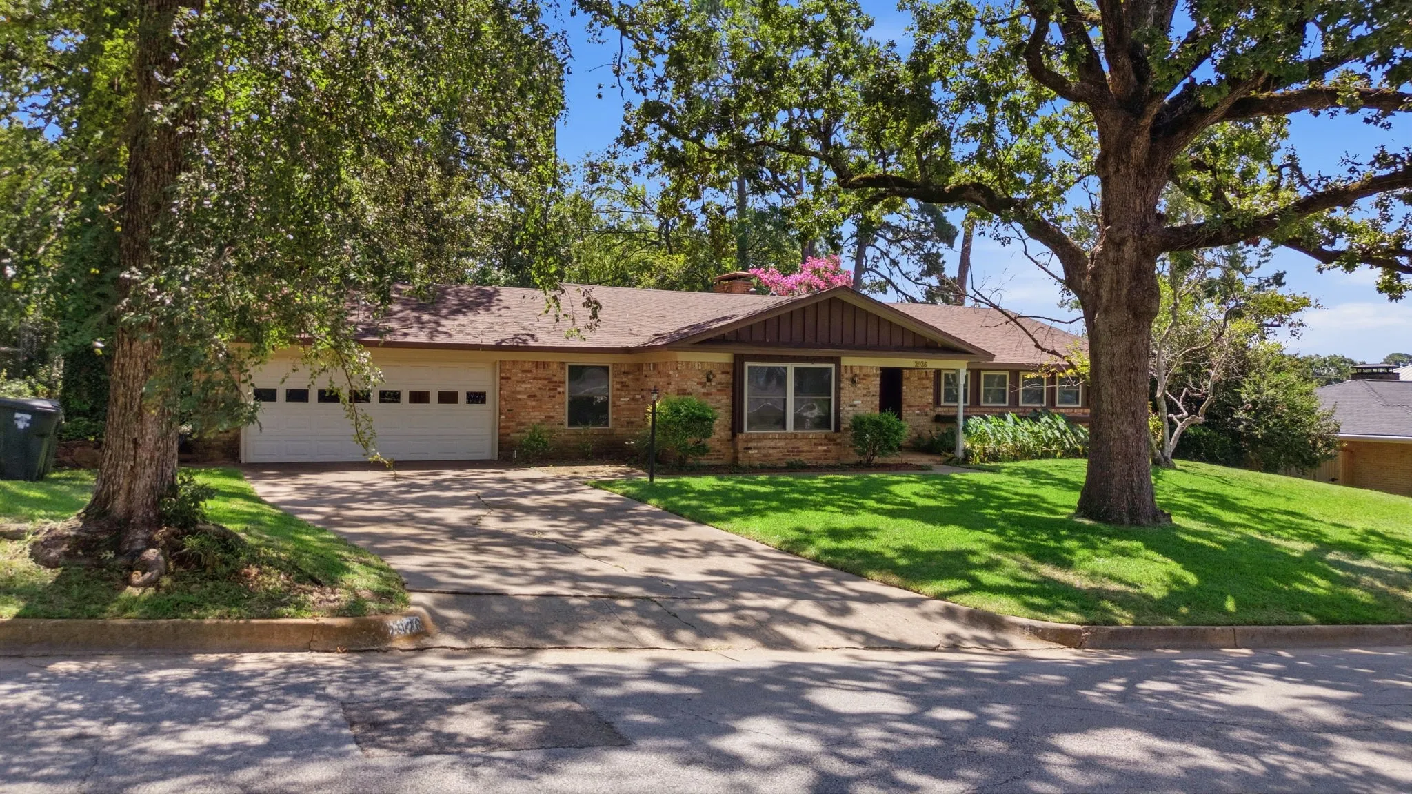 Single Family Residence For Sale in Smith County , 2926 S Keaton Avenue, Tyler, Texas 75701, 3 Bedroom, 2 Bathroom, 2 Garage spaces, 2,177 Sqft, built in 1961, mls#21390307, Real Estate Agent in Tyler, Homes For Sale in Smith county, Homes For Sale in Tyler, Realtor in Tyler Texas, Real Estate Brokerage Independent Realty Texas, Luminita Cordes Realtor