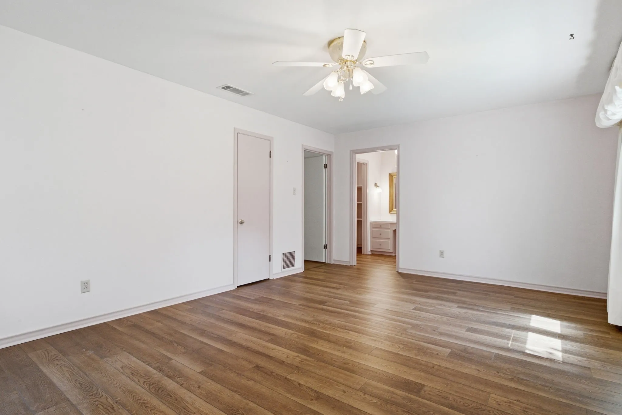 Single Family Residence For Sale in Smith County , 2926 S Keaton Avenue, Tyler, Texas 75701, 3 Bedroom, 2 Bathroom, 2 Garage spaces, 2,177 Sqft, built in 1961, mls#21390307, Real Estate Agent in Tyler, Homes For Sale in Smith county, Homes For Sale in Tyler, Realtor in Tyler Texas, Real Estate Brokerage Independent Realty Texas, Luminita Cordes Realtor