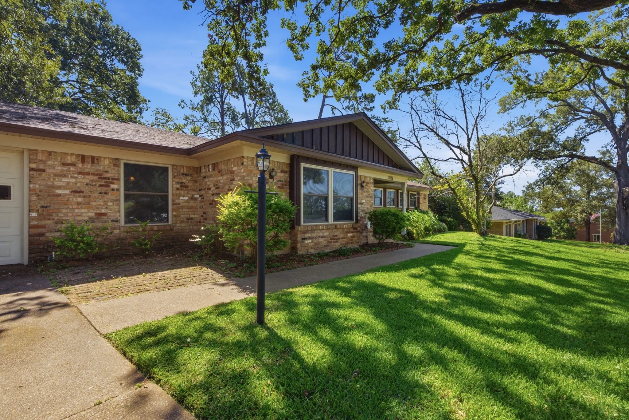 Single Family Residence For Sale in Smith County , 2926 S Keaton Avenue, Tyler, Texas 75701, 3 Bedroom, 2 Bathroom, 2 Garage spaces, 2,177 Sqft, built in 1961, mls#21390307, Real Estate Agent in Tyler, Homes For Sale in Smith county, Homes For Sale in Tyler, Realtor in Tyler Texas, Real Estate Brokerage Independent Realty Texas, Luminita Cordes Realtor