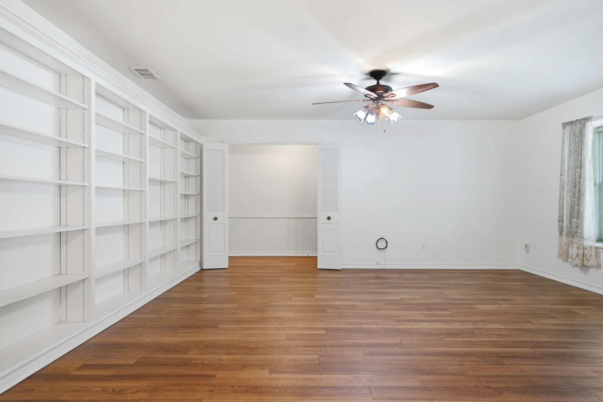 Single Family Residence For Sale in Smith County , 2926 S Keaton Avenue, Tyler, Texas 75701, 3 Bedroom, 2 Bathroom, 2 Garage spaces, 2,177 Sqft, built in 1961, mls#21390307, Real Estate Agent in Tyler, Homes For Sale in Smith county, Homes For Sale in Tyler, Realtor in Tyler Texas, Real Estate Brokerage Independent Realty Texas, Luminita Cordes Realtor
