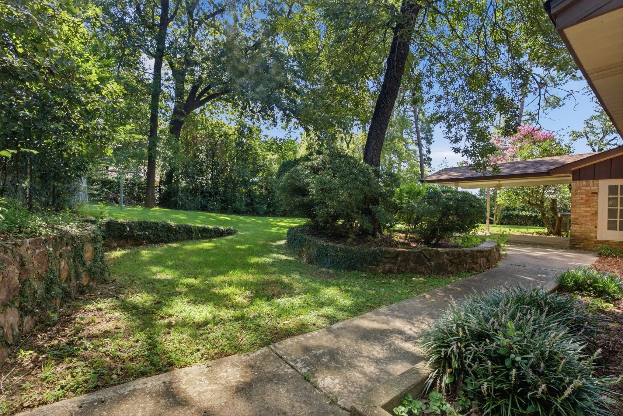Single Family Residence For Sale in Smith County , 2926 S Keaton Avenue, Tyler, Texas 75701, 3 Bedroom, 2 Bathroom, 2 Garage spaces, 2,177 Sqft, built in 1961, mls#21390307, Real Estate Agent in Tyler, Homes For Sale in Smith county, Homes For Sale in Tyler, Realtor in Tyler Texas, Real Estate Brokerage Independent Realty Texas, Luminita Cordes Realtor