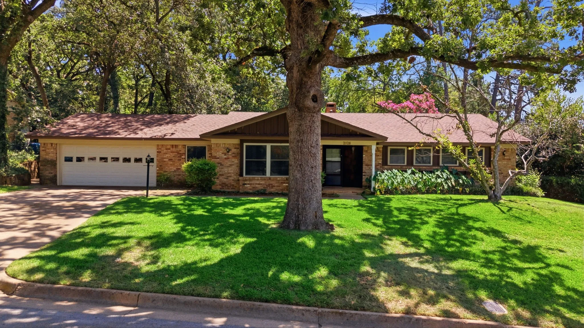 Single Family Residence For Sale in Smith County , 2926 S Keaton Avenue, Tyler, Texas 75701, 3 Bedroom, 2 Bathroom, 2 Garage spaces, 2,177 Sqft, built in 1961, mls#21390307, Real Estate Agent in Tyler, Homes For Sale in Smith county, Homes For Sale in Tyler, Realtor in Tyler Texas, Real Estate Brokerage Independent Realty Texas, Luminita Cordes Realtor