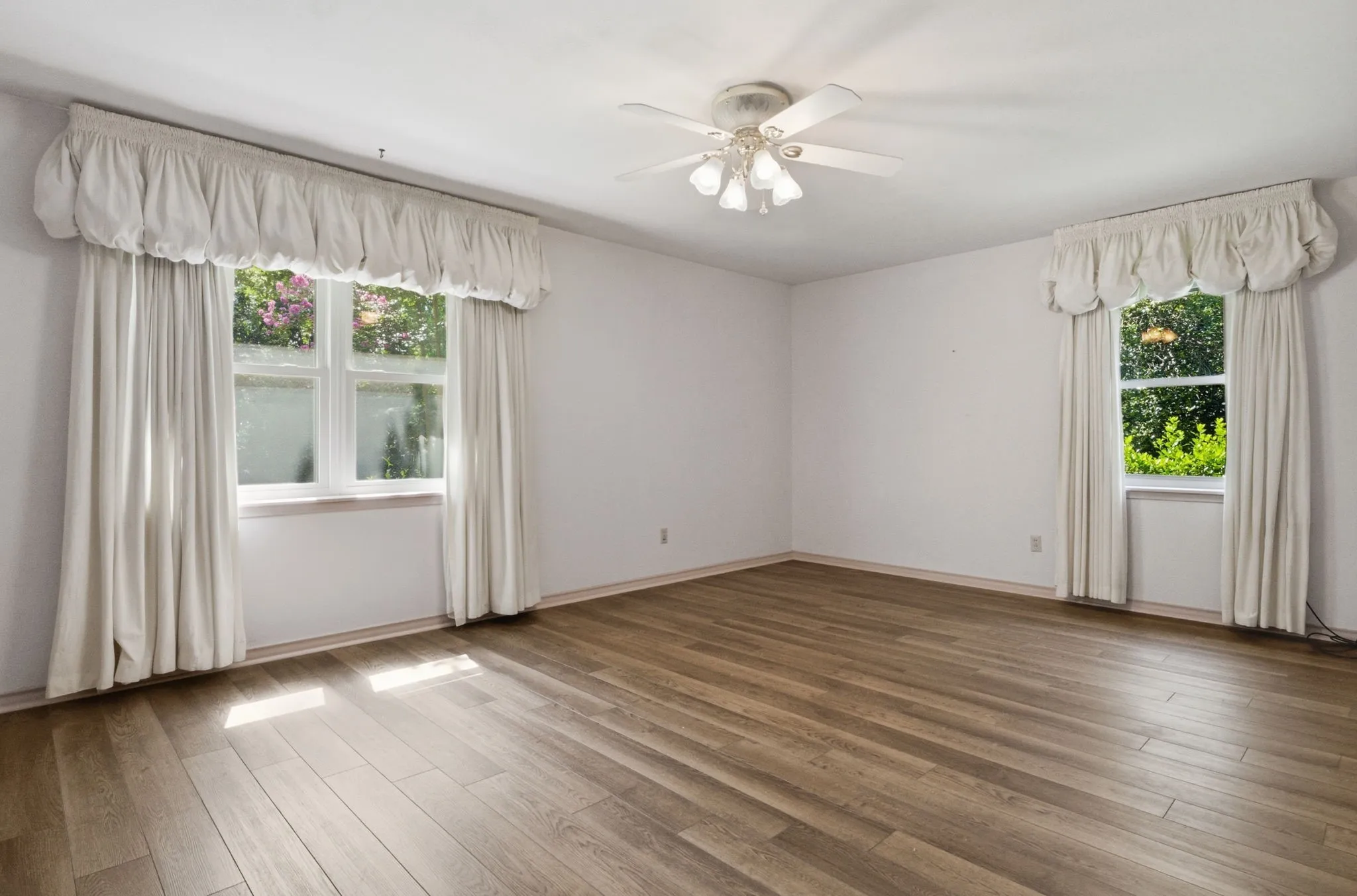 Single Family Residence For Sale in Smith County , 2926 S Keaton Avenue, Tyler, Texas 75701, 3 Bedroom, 2 Bathroom, 2 Garage spaces, 2,177 Sqft, built in 1961, mls#21390307, Real Estate Agent in Tyler, Homes For Sale in Smith county, Homes For Sale in Tyler, Realtor in Tyler Texas, Real Estate Brokerage Independent Realty Texas, Luminita Cordes Realtor