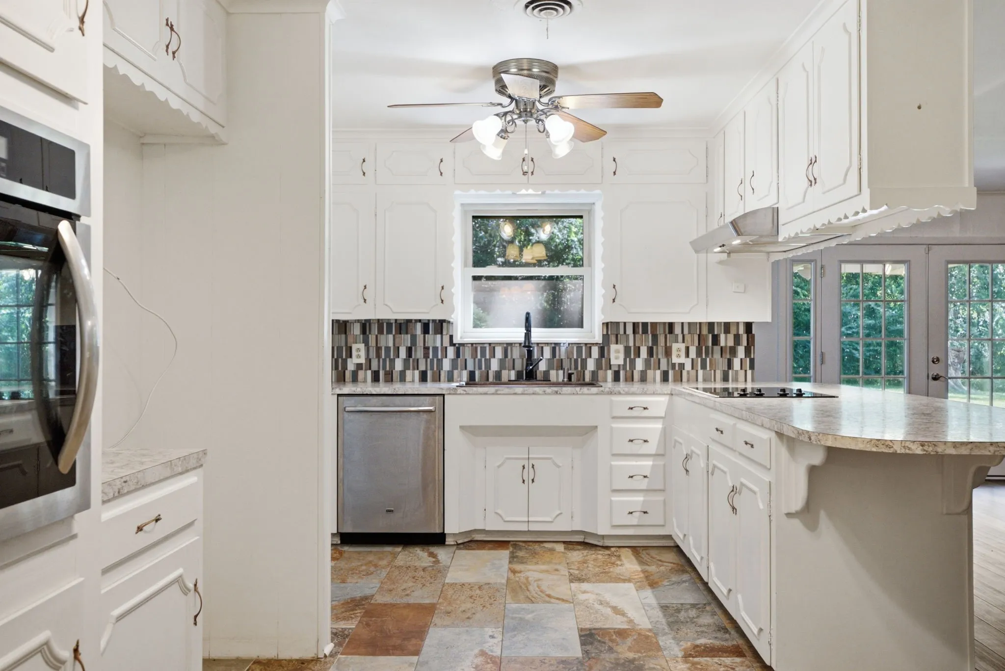 Single Family Residence For Sale in Smith County , 2926 S Keaton Avenue, Tyler, Texas 75701, 3 Bedroom, 2 Bathroom, 2 Garage spaces, 2,177 Sqft, built in 1961, mls#21390307, Real Estate Agent in Tyler, Homes For Sale in Smith county, Homes For Sale in Tyler, Realtor in Tyler Texas, Real Estate Brokerage Independent Realty Texas, Luminita Cordes Realtor