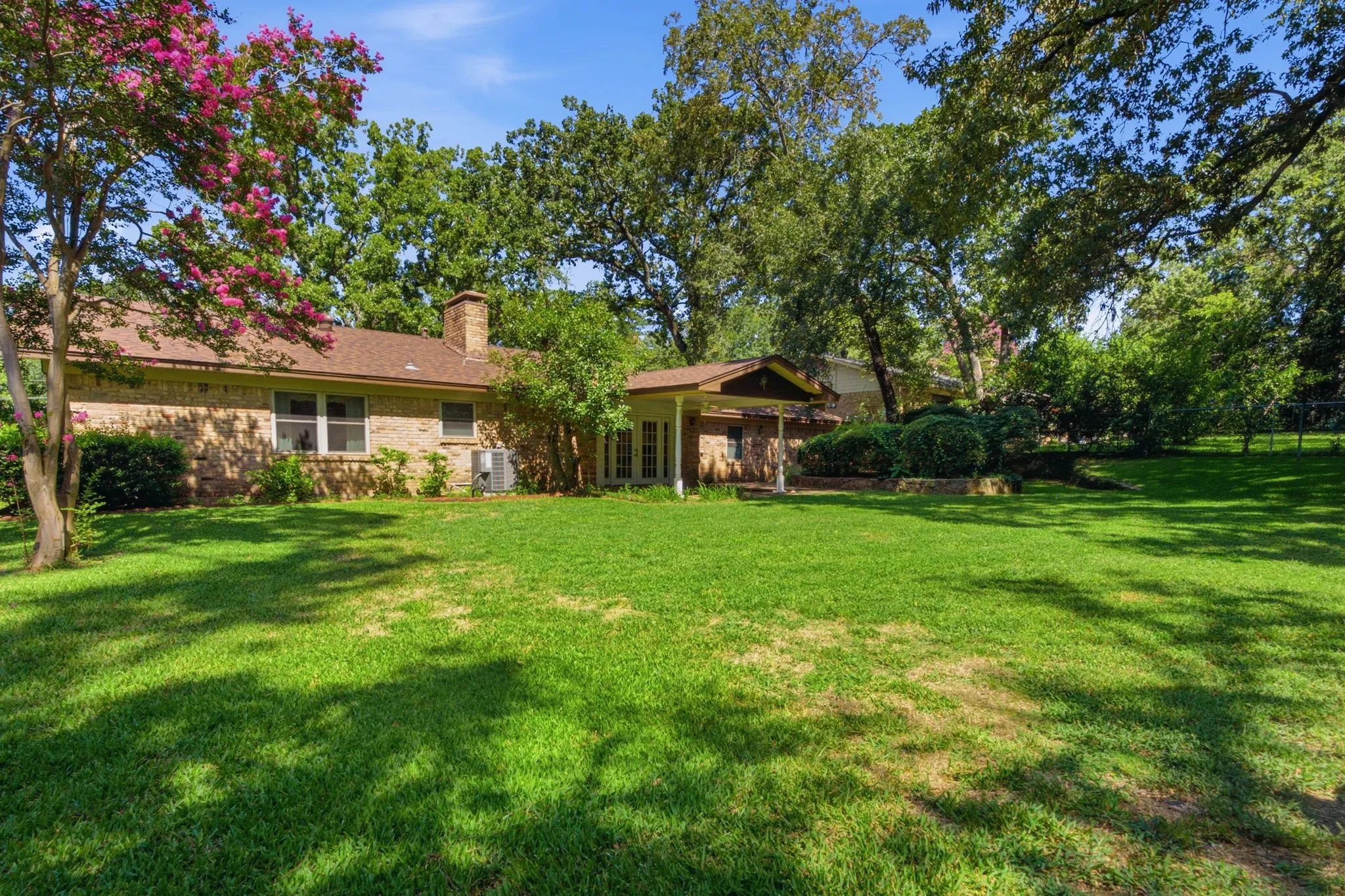 Single Family Residence For Sale in Smith County , 2926 S Keaton Avenue, Tyler, Texas 75701, 3 Bedroom, 2 Bathroom, 2 Garage spaces, 2,177 Sqft, built in 1961, mls#21390307, Real Estate Agent in Tyler, Homes For Sale in Smith county, Homes For Sale in Tyler, Realtor in Tyler Texas, Real Estate Brokerage Independent Realty Texas, Luminita Cordes Realtor