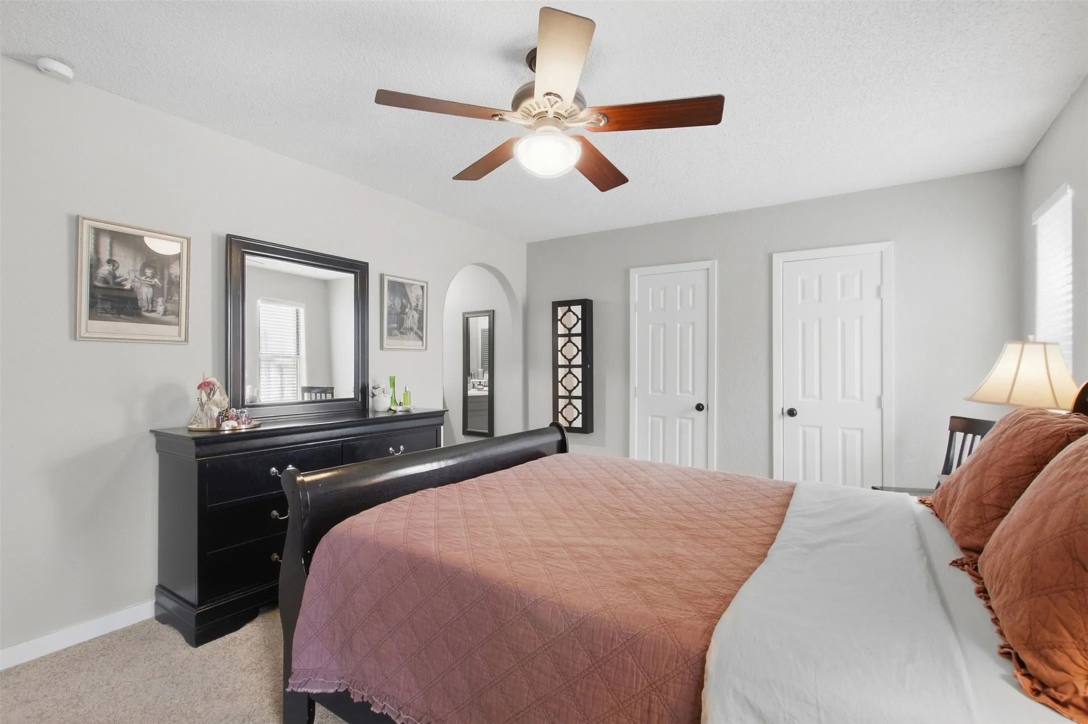 Ceiling fan with integrated lighting
