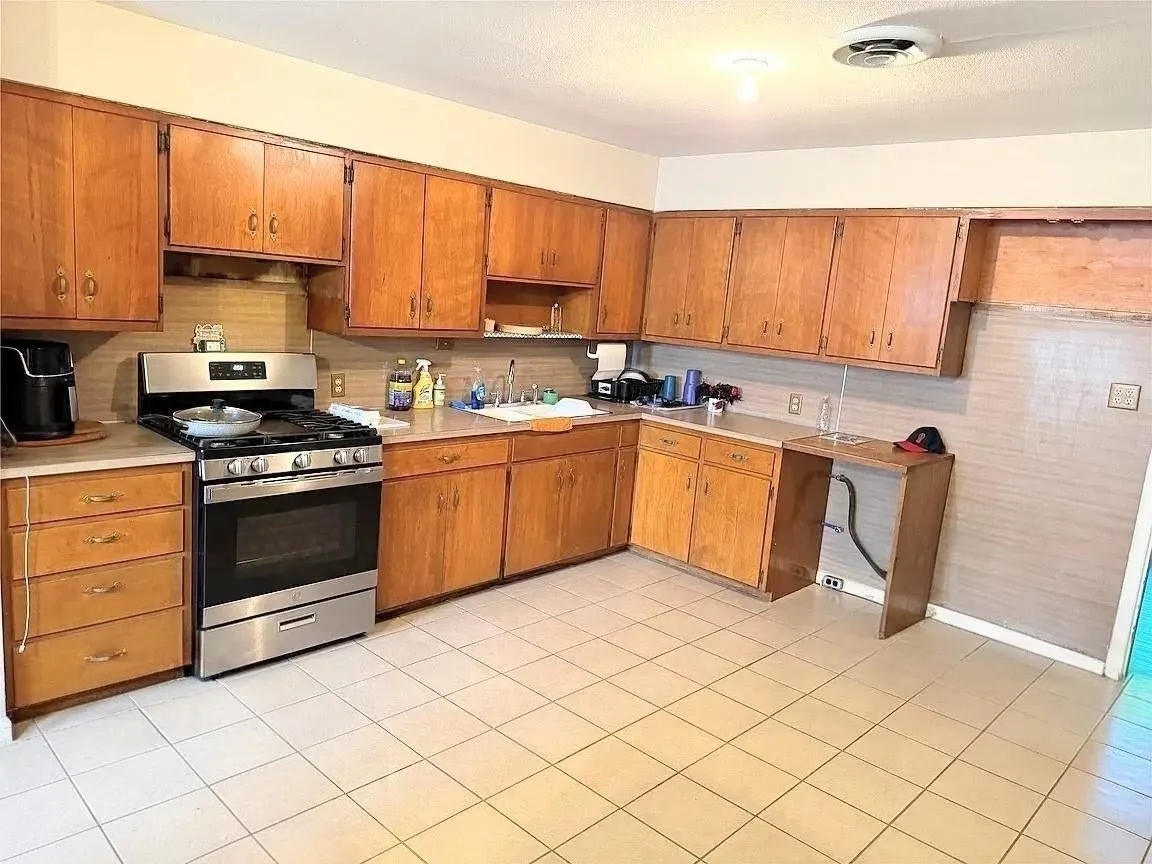 Single Family Residence For Sale in Wichita County , 1948 Hines Boulevard, Wichita Falls, Texas 76301, 3 Bedroom, 1 Bathroom, 2 Garage spaces, 1,960 Sqft, built in 1953, mls#21390294, Real Estate Agent in Wichita Falls, Homes For Sale in Wichita county, Homes For Sale in Wichita Falls, Realtor in Wichita Falls Texas, Real Estate Brokerage Independent Realty Texas, Luminita Cordes Realtor