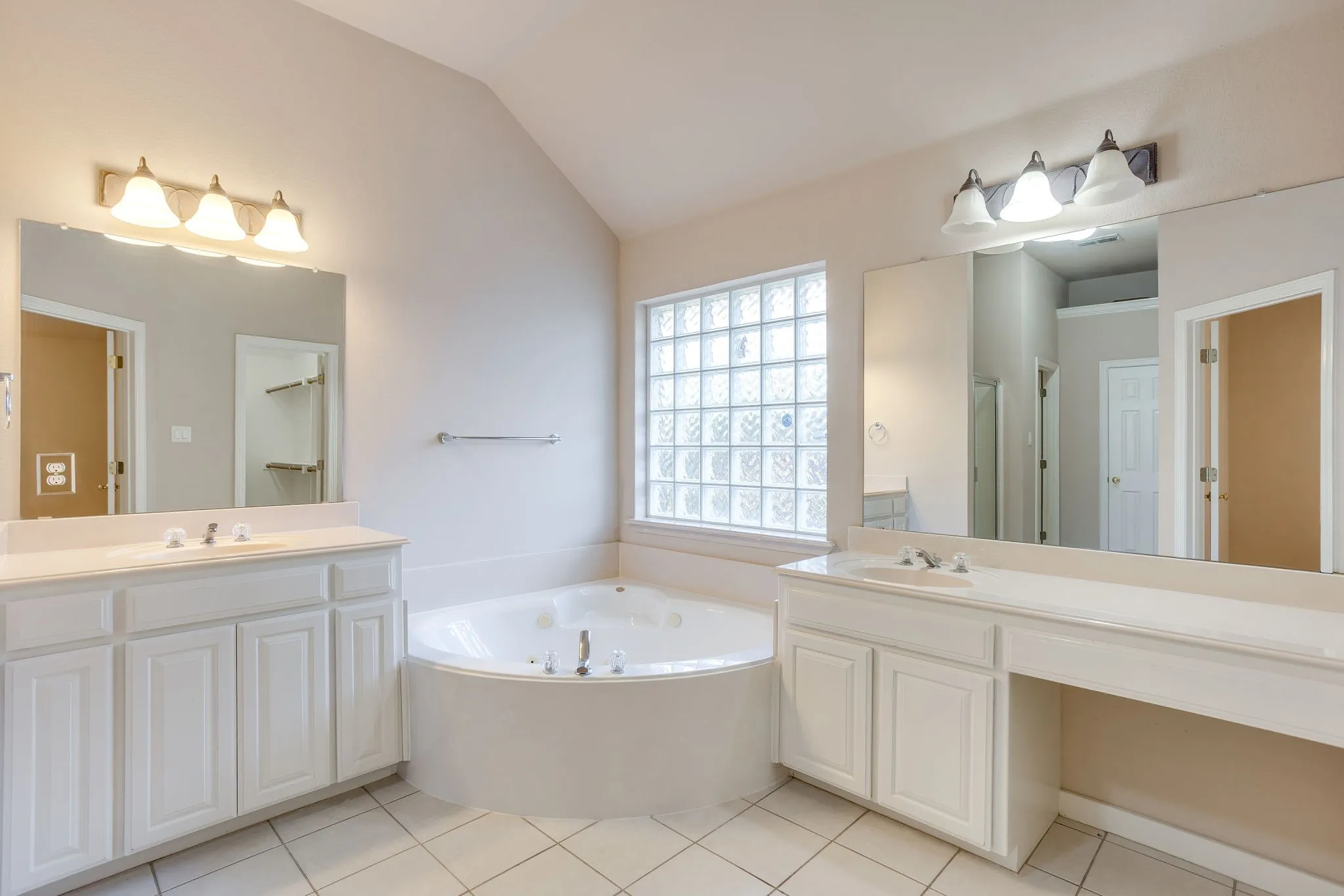 Single Family Residence For Sale in Tarrant County , 348 Marine Lane, Saginaw, Texas 76179, 4 Bedroom, 2 Bathroom, 2 Garage spaces, 2,421 Sqft, built in 2001, mls#21389241, Real Estate Agent in Saginaw, Homes For Sale in Tarrant county, Homes For Sale in Saginaw, Realtor in Saginaw Texas, Real Estate Brokerage Independent Realty Texas, Luminita Cordes Realtor