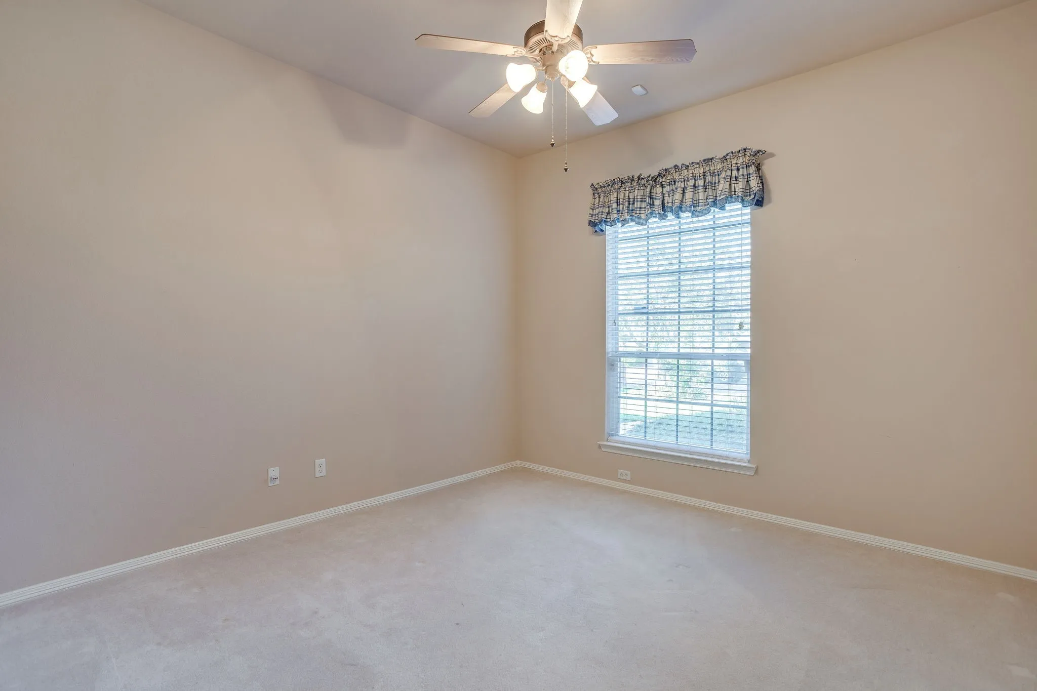 Single Family Residence For Sale in Tarrant County , 348 Marine Lane, Saginaw, Texas 76179, 4 Bedroom, 2 Bathroom, 2 Garage spaces, 2,421 Sqft, built in 2001, mls#21389241, Real Estate Agent in Saginaw, Homes For Sale in Tarrant county, Homes For Sale in Saginaw, Realtor in Saginaw Texas, Real Estate Brokerage Independent Realty Texas, Luminita Cordes Realtor
