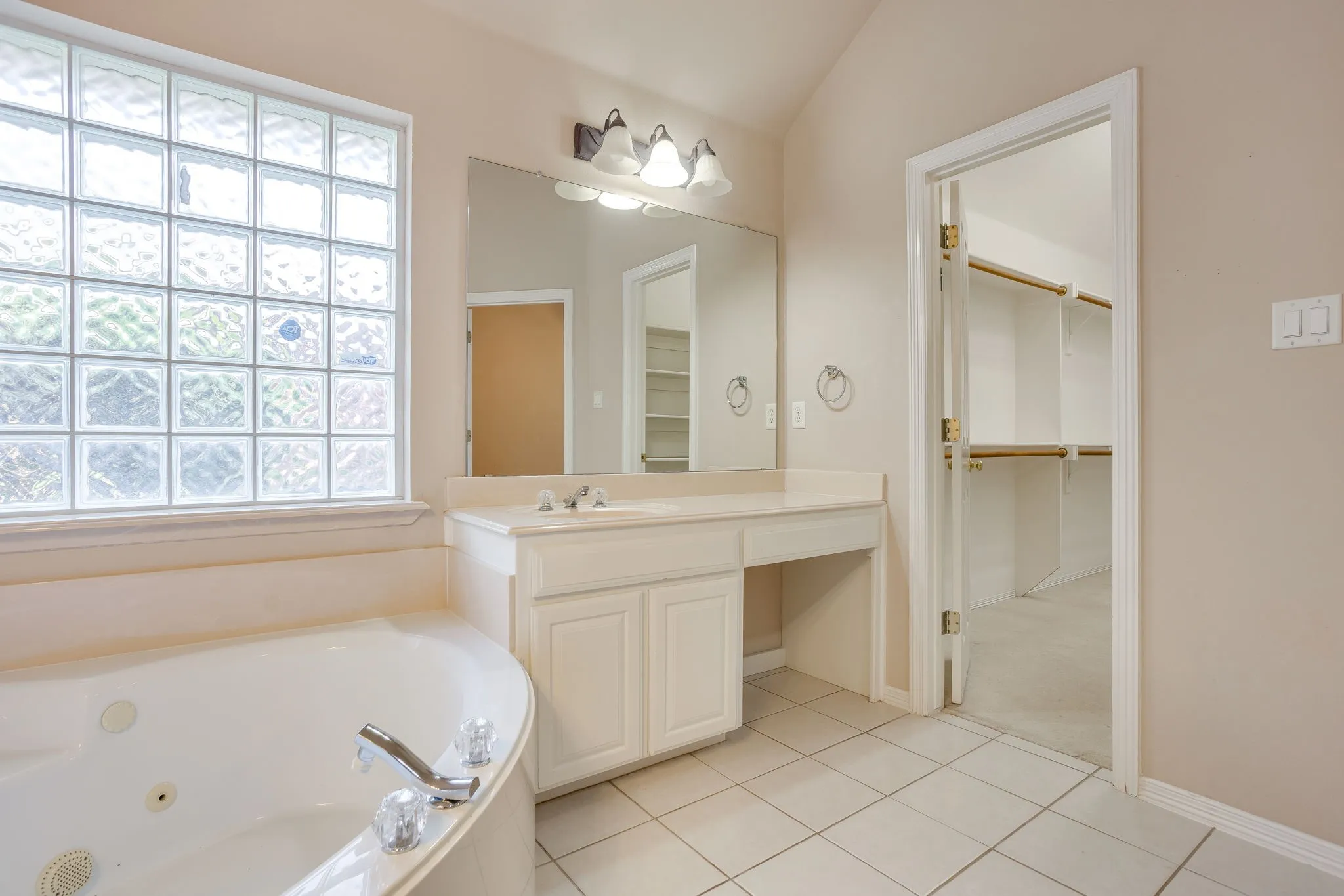 Single Family Residence For Sale in Tarrant County , 348 Marine Lane, Saginaw, Texas 76179, 4 Bedroom, 2 Bathroom, 2 Garage spaces, 2,421 Sqft, built in 2001, mls#21389241, Real Estate Agent in Saginaw, Homes For Sale in Tarrant county, Homes For Sale in Saginaw, Realtor in Saginaw Texas, Real Estate Brokerage Independent Realty Texas, Luminita Cordes Realtor