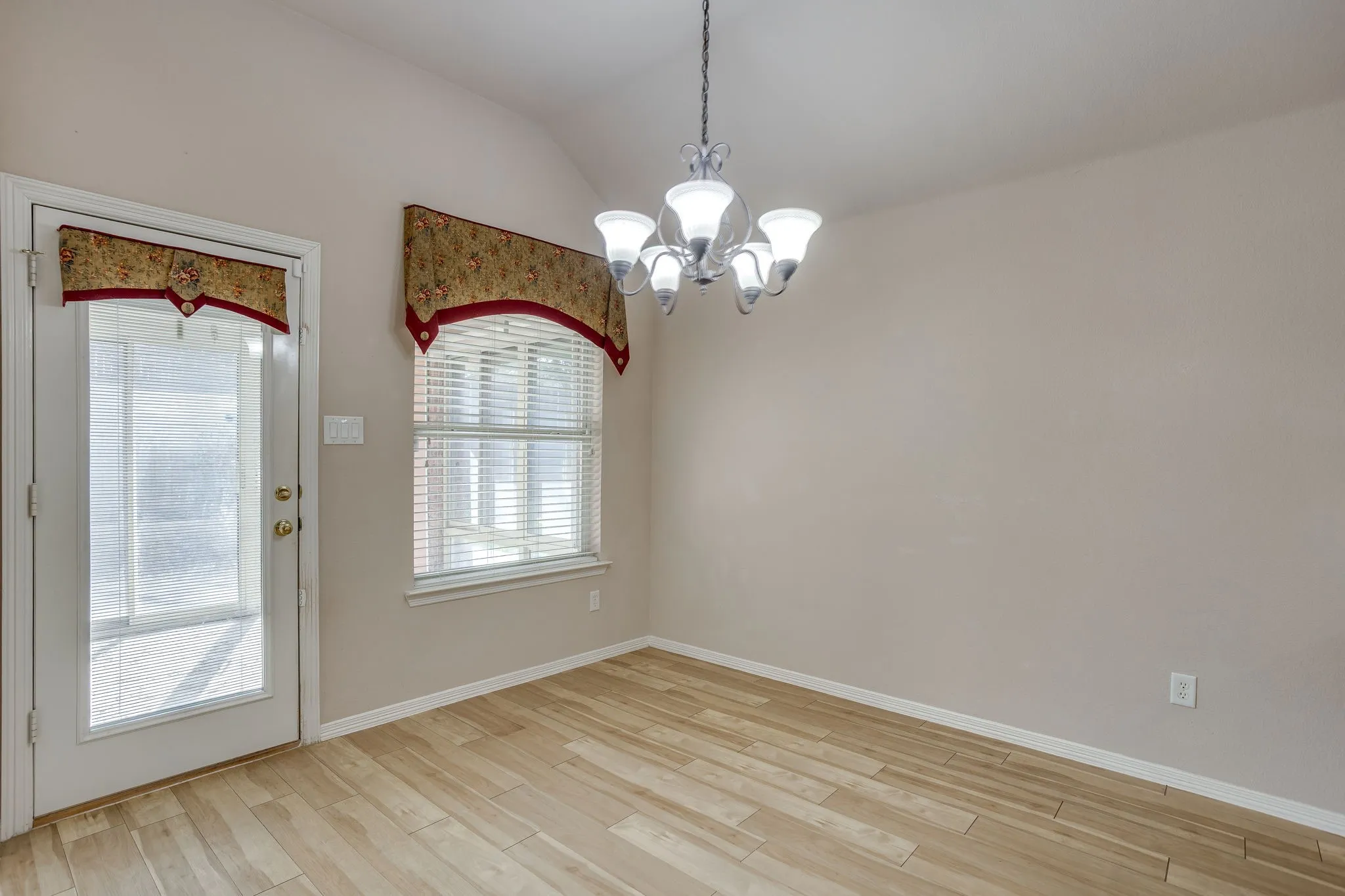 Single Family Residence For Sale in Tarrant County , 348 Marine Lane, Saginaw, Texas 76179, 4 Bedroom, 2 Bathroom, 2 Garage spaces, 2,421 Sqft, built in 2001, mls#21389241, Real Estate Agent in Saginaw, Homes For Sale in Tarrant county, Homes For Sale in Saginaw, Realtor in Saginaw Texas, Real Estate Brokerage Independent Realty Texas, Luminita Cordes Realtor