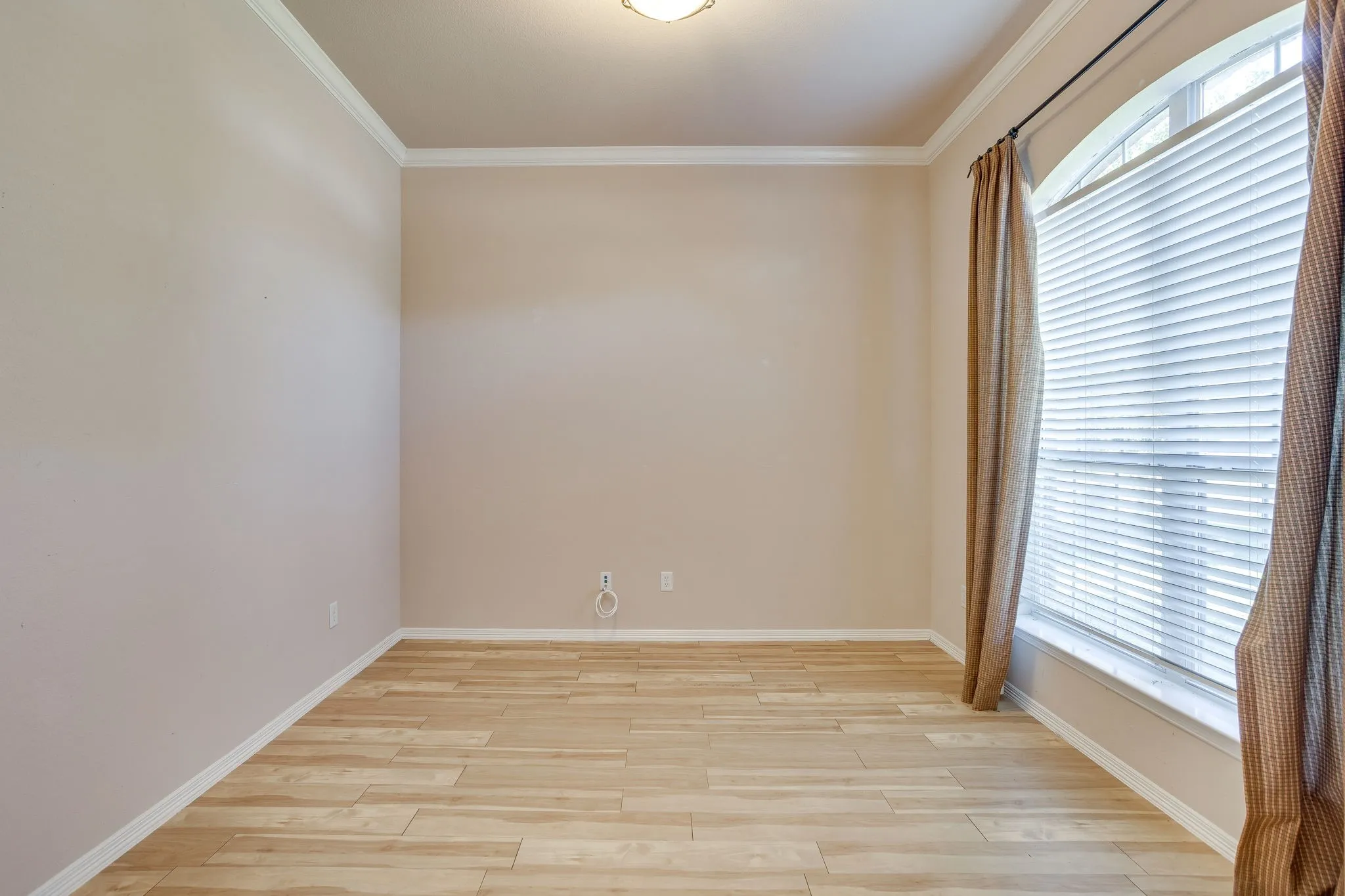 Single Family Residence For Sale in Tarrant County , 348 Marine Lane, Saginaw, Texas 76179, 4 Bedroom, 2 Bathroom, 2 Garage spaces, 2,421 Sqft, built in 2001, mls#21389241, Real Estate Agent in Saginaw, Homes For Sale in Tarrant county, Homes For Sale in Saginaw, Realtor in Saginaw Texas, Real Estate Brokerage Independent Realty Texas, Luminita Cordes Realtor