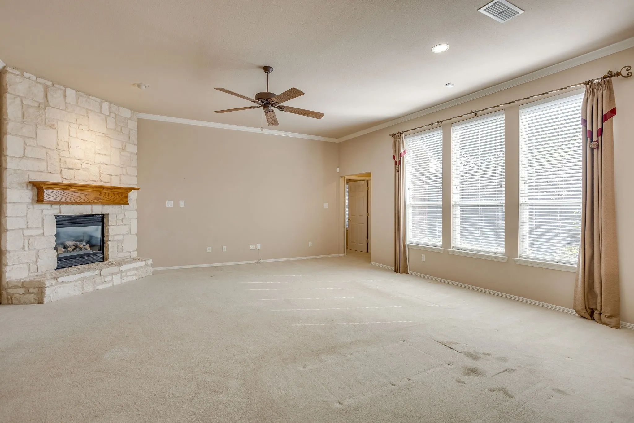 Single Family Residence For Sale in Tarrant County , 348 Marine Lane, Saginaw, Texas 76179, 4 Bedroom, 2 Bathroom, 2 Garage spaces, 2,421 Sqft, built in 2001, mls#21389241, Real Estate Agent in Saginaw, Homes For Sale in Tarrant county, Homes For Sale in Saginaw, Realtor in Saginaw Texas, Real Estate Brokerage Independent Realty Texas, Luminita Cordes Realtor