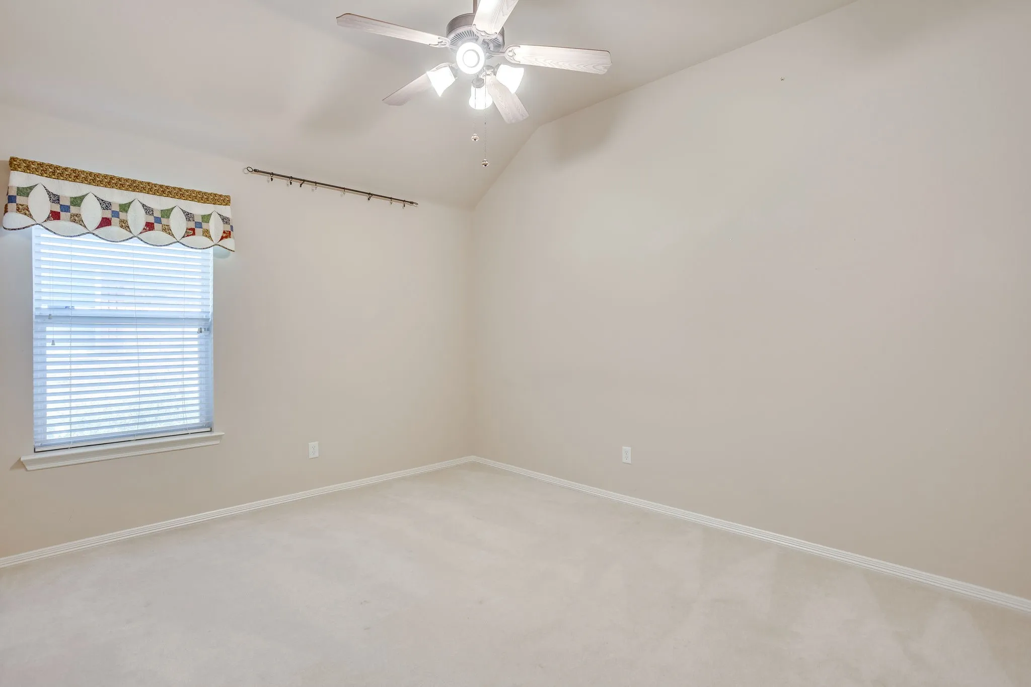 Single Family Residence For Sale in Tarrant County , 348 Marine Lane, Saginaw, Texas 76179, 4 Bedroom, 2 Bathroom, 2 Garage spaces, 2,421 Sqft, built in 2001, mls#21389241, Real Estate Agent in Saginaw, Homes For Sale in Tarrant county, Homes For Sale in Saginaw, Realtor in Saginaw Texas, Real Estate Brokerage Independent Realty Texas, Luminita Cordes Realtor