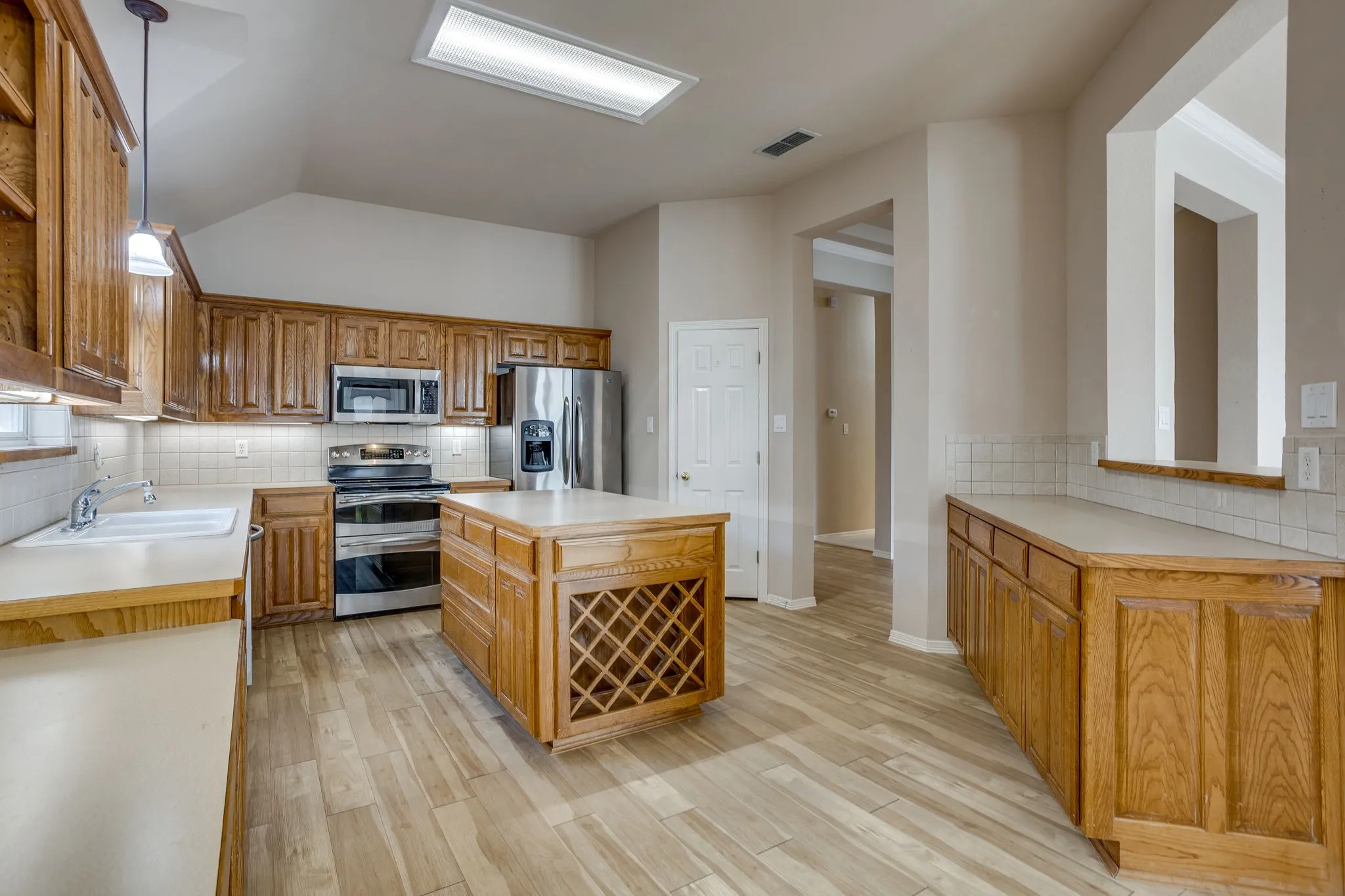Single Family Residence For Sale in Tarrant County , 348 Marine Lane, Saginaw, Texas 76179, 4 Bedroom, 2 Bathroom, 2 Garage spaces, 2,421 Sqft, built in 2001, mls#21389241, Real Estate Agent in Saginaw, Homes For Sale in Tarrant county, Homes For Sale in Saginaw, Realtor in Saginaw Texas, Real Estate Brokerage Independent Realty Texas, Luminita Cordes Realtor