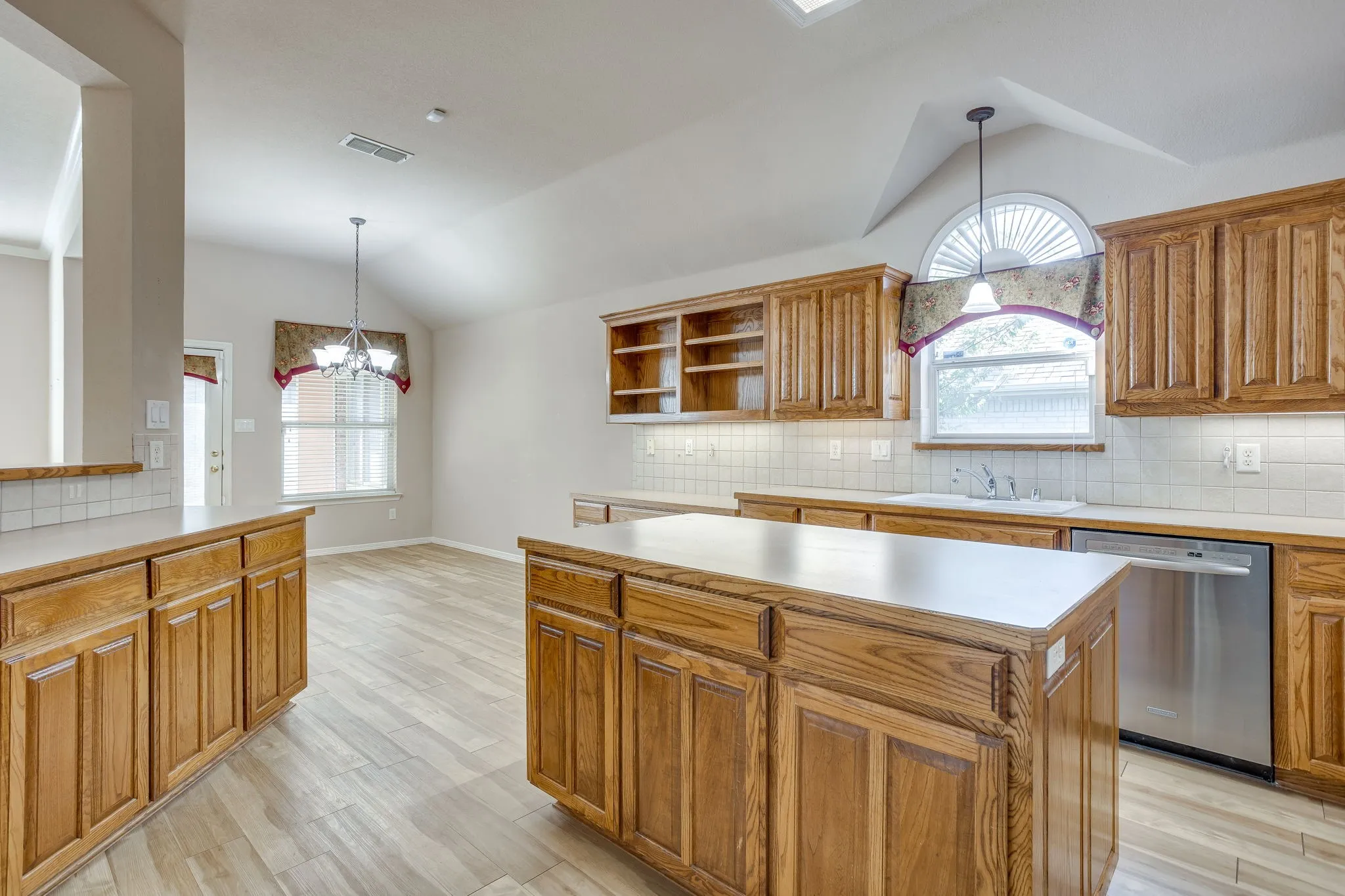 Single Family Residence For Sale in Tarrant County , 348 Marine Lane, Saginaw, Texas 76179, 4 Bedroom, 2 Bathroom, 2 Garage spaces, 2,421 Sqft, built in 2001, mls#21389241, Real Estate Agent in Saginaw, Homes For Sale in Tarrant county, Homes For Sale in Saginaw, Realtor in Saginaw Texas, Real Estate Brokerage Independent Realty Texas, Luminita Cordes Realtor