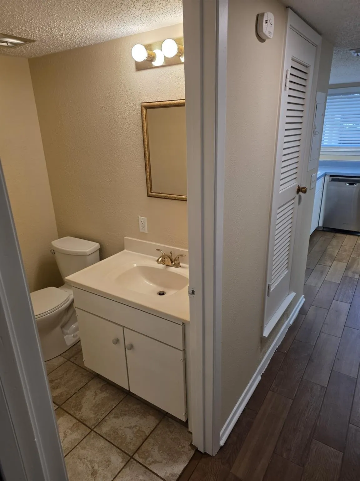 Townhouse For Sale in Tarrant County , 368 Westview Terrace, Arlington, Texas 76013, 3 Bedroom, 3 Bathroom, Garage spaces, 1,728 Sqft, built in 1968, mls#21385576, Real Estate Agent in Arlington, Homes For Sale in Tarrant county, Homes For Sale in Arlington, Realtor in Arlington Texas, Real Estate Brokerage Independent Realty Texas, Luminita Cordes Realtor