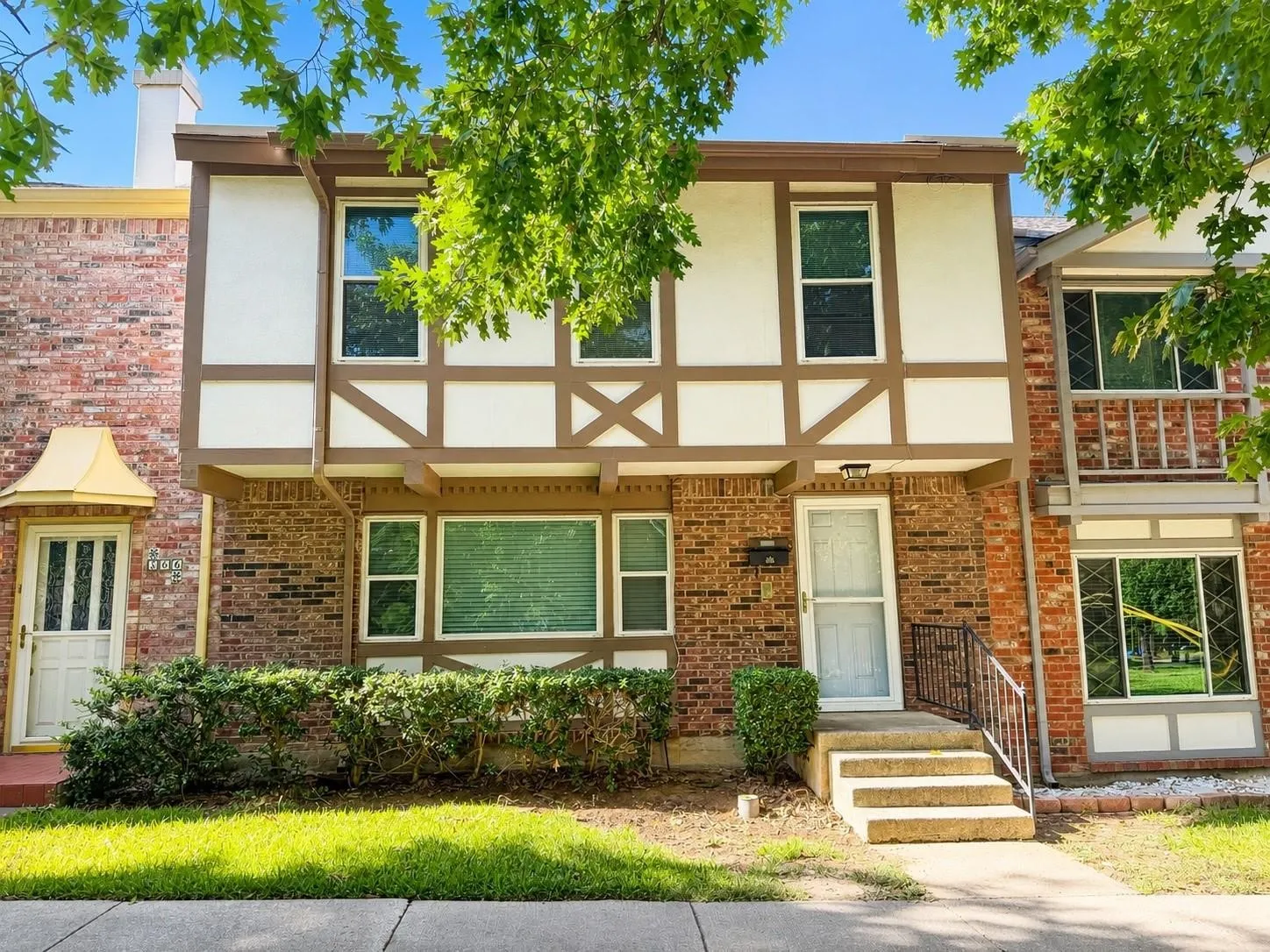 Townhouse For Sale in Tarrant County , 368 Westview Terrace, Arlington, Texas 76013, 3 Bedroom, 3 Bathroom, Garage spaces, 1,728 Sqft, built in 1968, mls#21385576, Real Estate Agent in Arlington, Homes For Sale in Tarrant county, Homes For Sale in Arlington, Realtor in Arlington Texas, Real Estate Brokerage Independent Realty Texas, Luminita Cordes Realtor