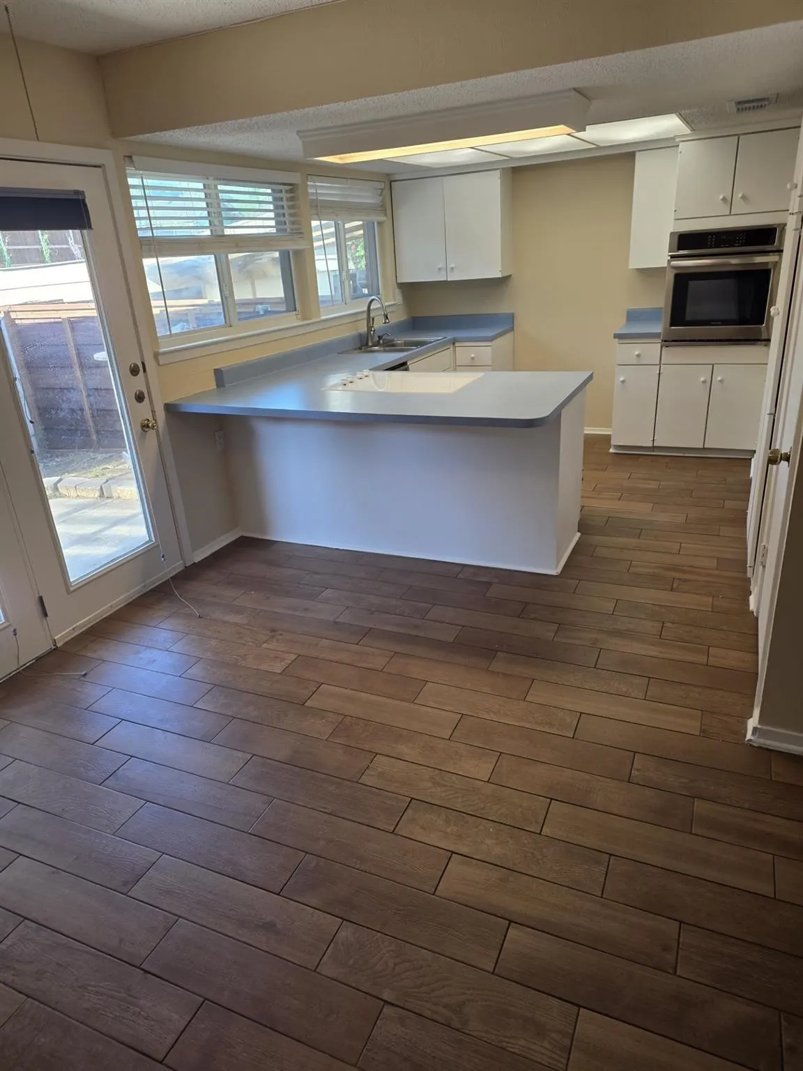 Townhouse For Sale in Tarrant County , 368 Westview Terrace, Arlington, Texas 76013, 3 Bedroom, 3 Bathroom, Garage spaces, 1,728 Sqft, built in 1968, mls#21385576, Real Estate Agent in Arlington, Homes For Sale in Tarrant county, Homes For Sale in Arlington, Realtor in Arlington Texas, Real Estate Brokerage Independent Realty Texas, Luminita Cordes Realtor