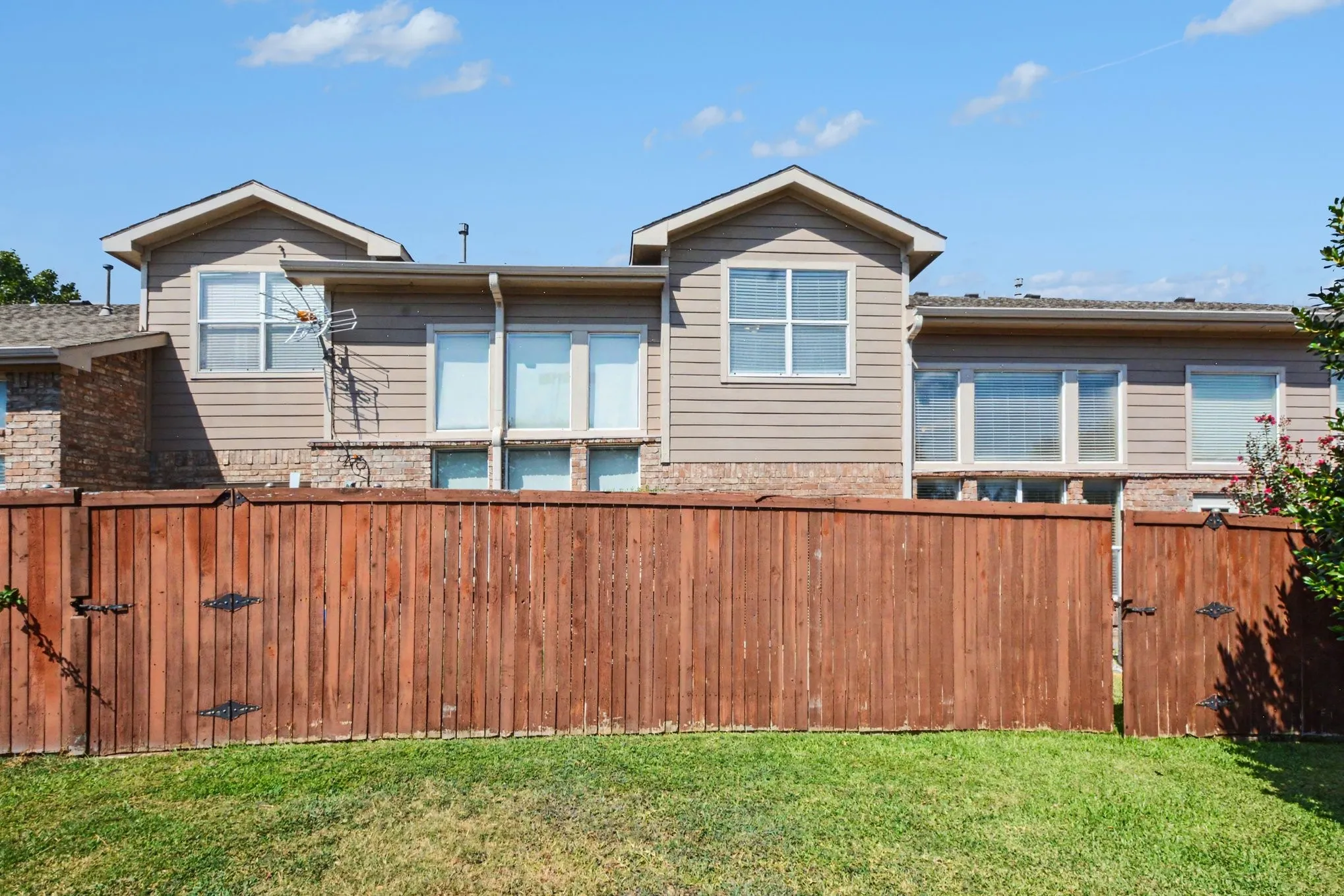Townhouse For Sale in Collin County , 932 Avondale Lane, Plano, Texas 75025, 2 Bedroom, 3 Bathroom, 2 Garage spaces, 1,602 Sqft, built in 1999, mls#21387431, Real Estate Agent in Plano, Homes For Sale in Collin county, Homes For Sale in Plano, Realtor in Plano Texas, Real Estate Brokerage Independent Realty Texas, Luminita Cordes Realtor