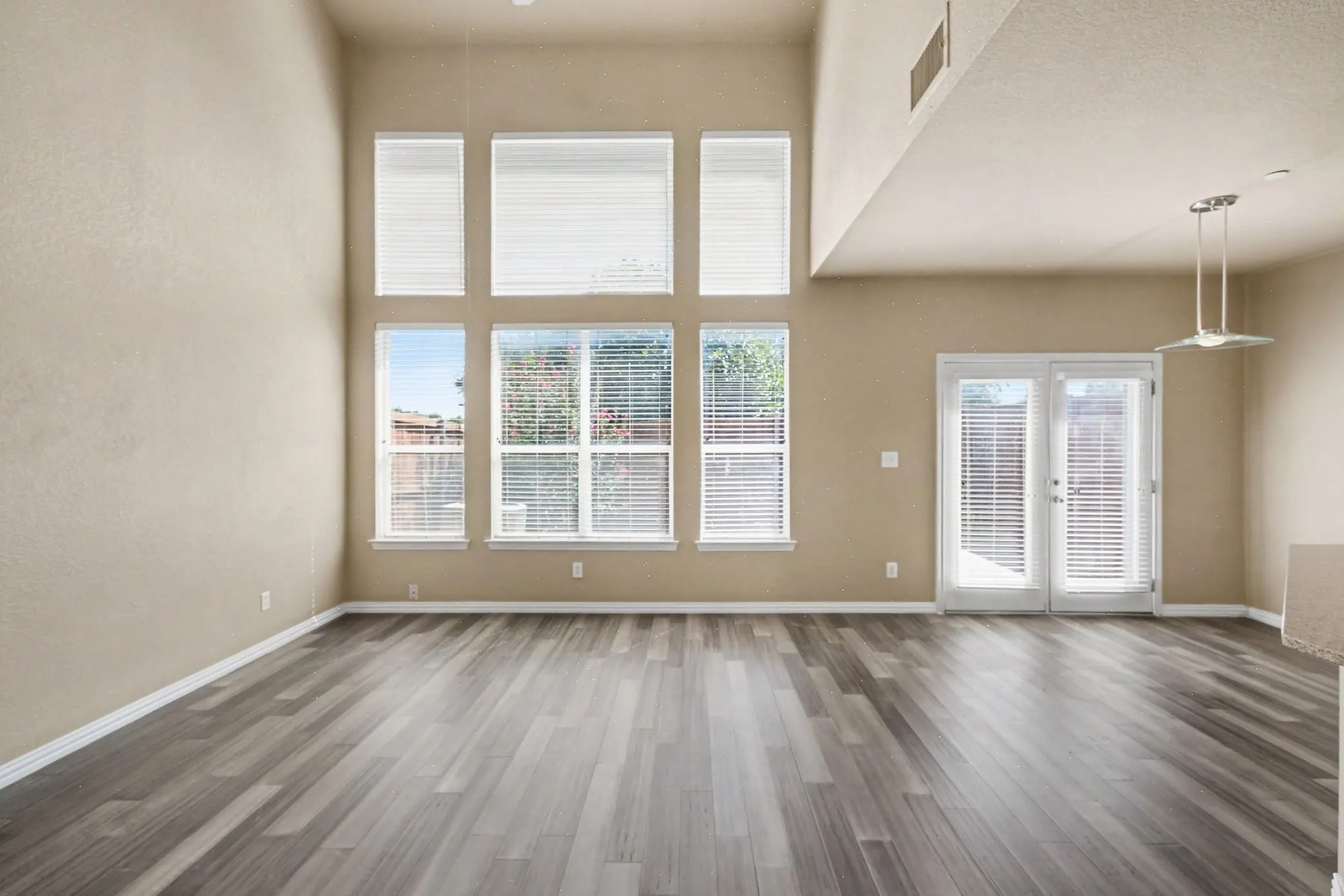 Townhouse For Sale in Collin County , 932 Avondale Lane, Plano, Texas 75025, 2 Bedroom, 3 Bathroom, 2 Garage spaces, 1,602 Sqft, built in 1999, mls#21387431, Real Estate Agent in Plano, Homes For Sale in Collin county, Homes For Sale in Plano, Realtor in Plano Texas, Real Estate Brokerage Independent Realty Texas, Luminita Cordes Realtor