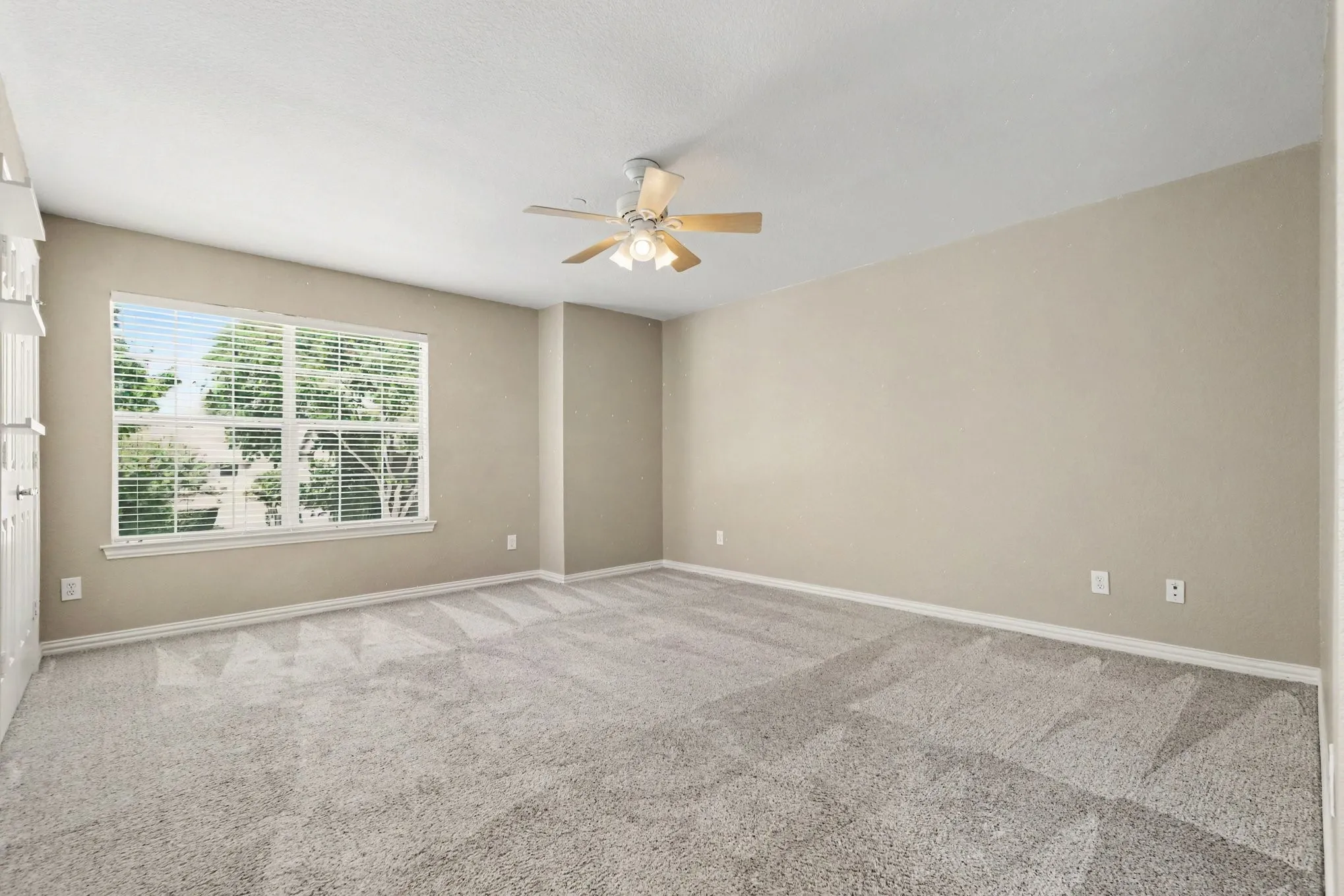 Townhouse For Sale in Collin County , 932 Avondale Lane, Plano, Texas 75025, 2 Bedroom, 3 Bathroom, 2 Garage spaces, 1,602 Sqft, built in 1999, mls#21387431, Real Estate Agent in Plano, Homes For Sale in Collin county, Homes For Sale in Plano, Realtor in Plano Texas, Real Estate Brokerage Independent Realty Texas, Luminita Cordes Realtor