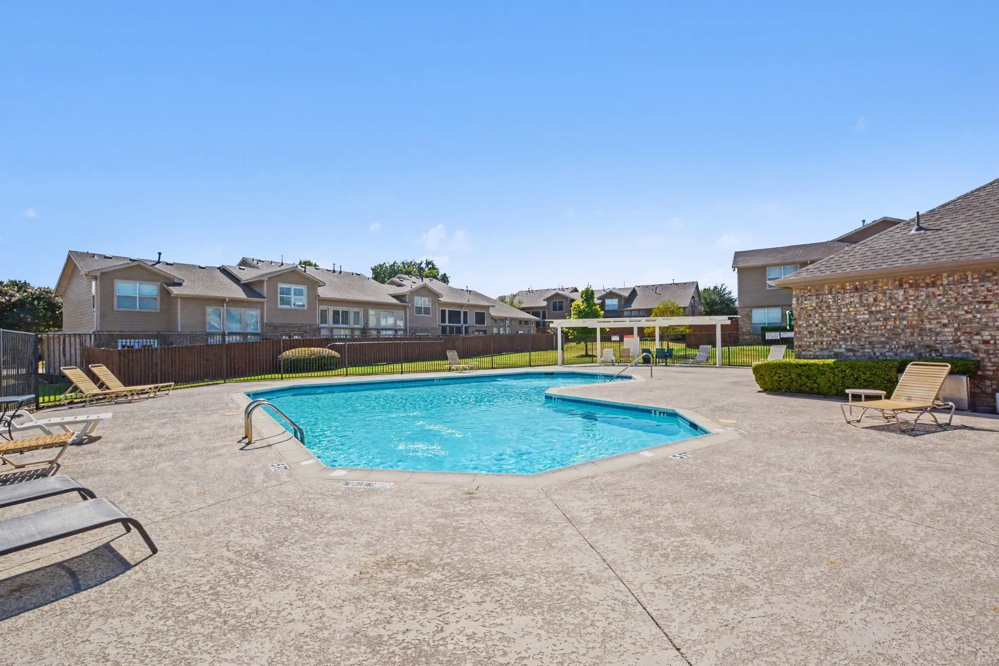 Townhouse For Sale in Collin County , 932 Avondale Lane, Plano, Texas 75025, 2 Bedroom, 3 Bathroom, 2 Garage spaces, 1,602 Sqft, built in 1999, mls#21387431, Real Estate Agent in Plano, Homes For Sale in Collin county, Homes For Sale in Plano, Realtor in Plano Texas, Real Estate Brokerage Independent Realty Texas, Luminita Cordes Realtor