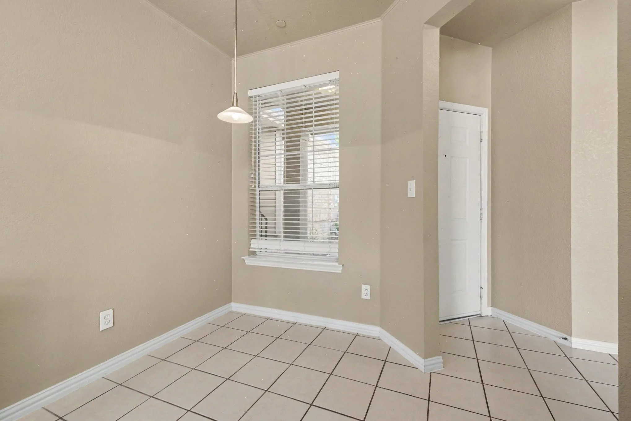Townhouse For Sale in Collin County , 932 Avondale Lane, Plano, Texas 75025, 2 Bedroom, 3 Bathroom, 2 Garage spaces, 1,602 Sqft, built in 1999, mls#21387431, Real Estate Agent in Plano, Homes For Sale in Collin county, Homes For Sale in Plano, Realtor in Plano Texas, Real Estate Brokerage Independent Realty Texas, Luminita Cordes Realtor