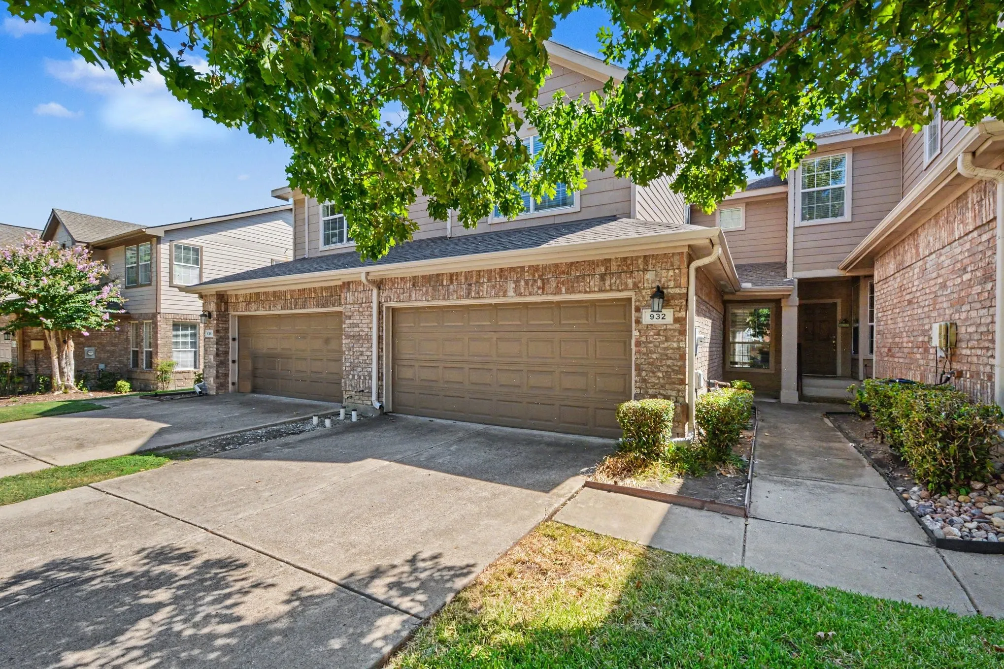 Townhouse For Sale in Collin County , 932 Avondale Lane, Plano, Texas 75025, 2 Bedroom, 3 Bathroom, 2 Garage spaces, 1,602 Sqft, built in 1999, mls#21387431, Real Estate Agent in Plano, Homes For Sale in Collin county, Homes For Sale in Plano, Realtor in Plano Texas, Real Estate Brokerage Independent Realty Texas, Luminita Cordes Realtor