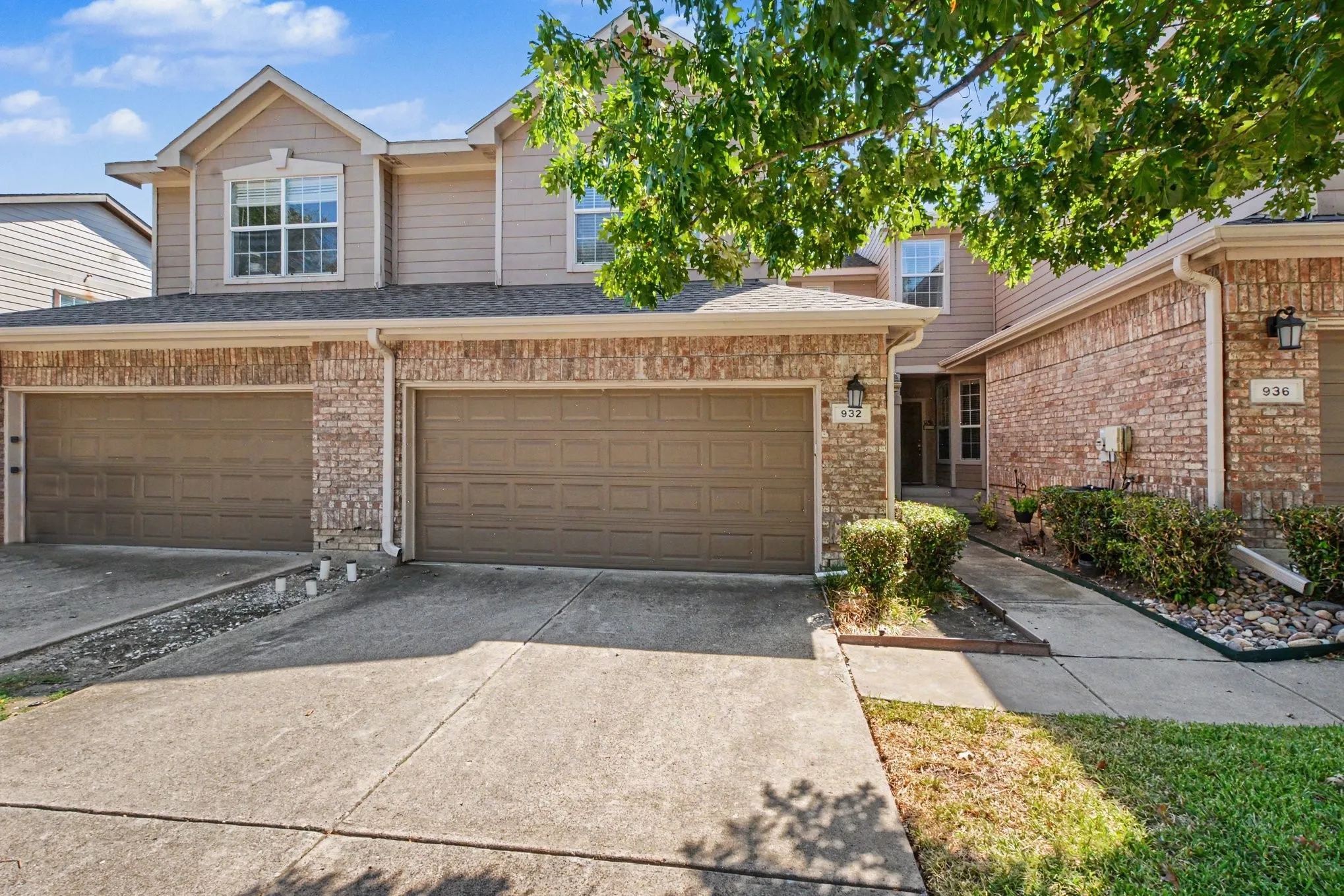 Townhouse For Sale in Collin County , 932 Avondale Lane, Plano, Texas 75025, 2 Bedroom, 3 Bathroom, 2 Garage spaces, 1,602 Sqft, built in 1999, mls#21387431, Real Estate Agent in Plano, Homes For Sale in Collin county, Homes For Sale in Plano, Realtor in Plano Texas, Real Estate Brokerage Independent Realty Texas, Luminita Cordes Realtor