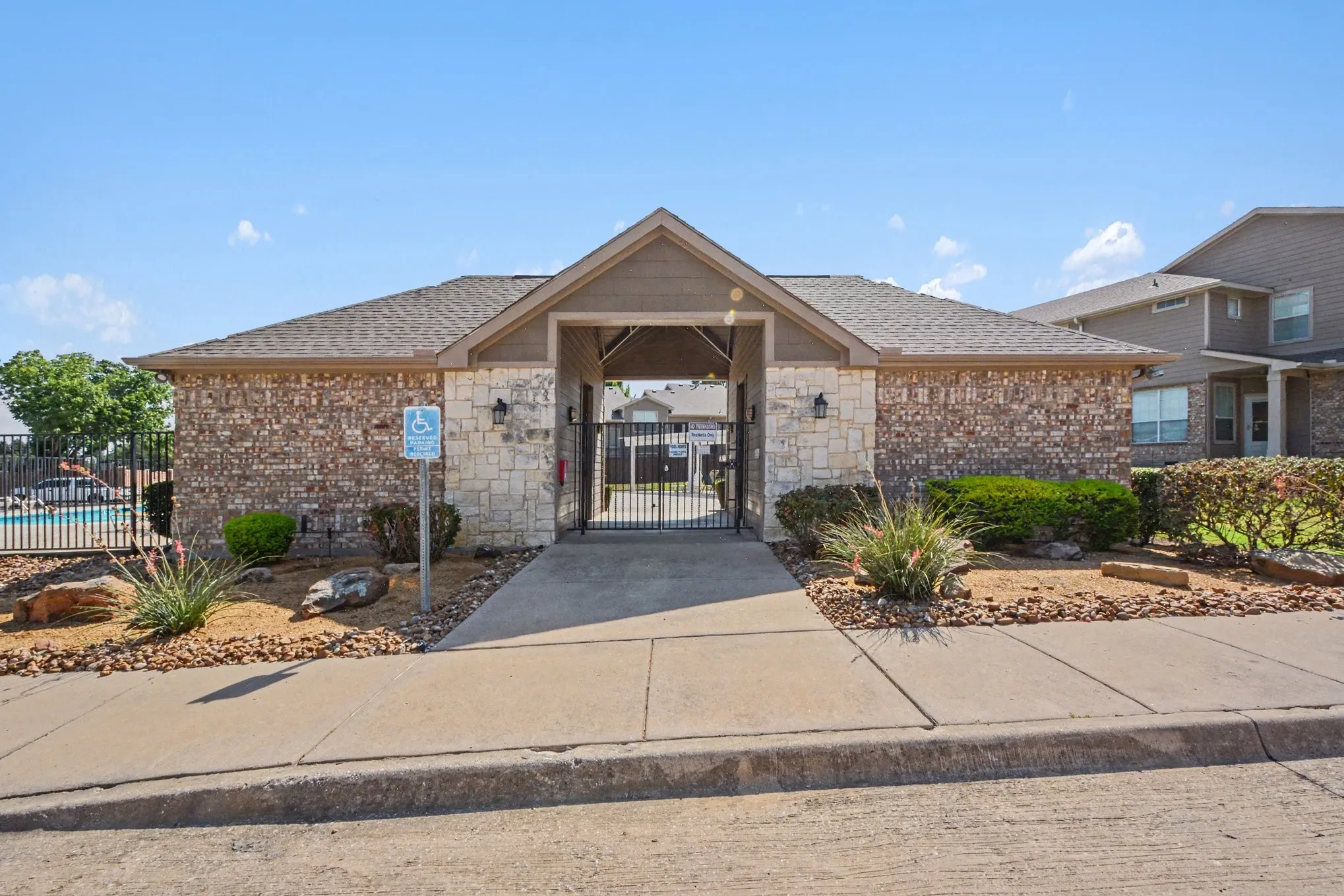 Townhouse For Sale in Collin County , 932 Avondale Lane, Plano, Texas 75025, 2 Bedroom, 3 Bathroom, 2 Garage spaces, 1,602 Sqft, built in 1999, mls#21387431, Real Estate Agent in Plano, Homes For Sale in Collin county, Homes For Sale in Plano, Realtor in Plano Texas, Real Estate Brokerage Independent Realty Texas, Luminita Cordes Realtor