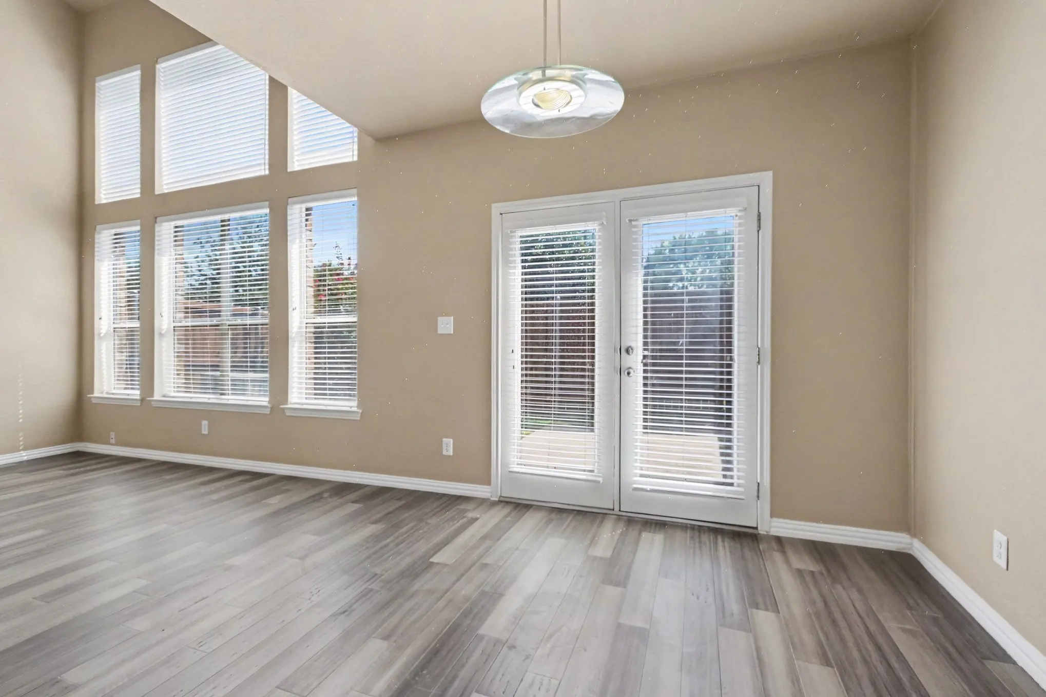 Townhouse For Sale in Collin County , 932 Avondale Lane, Plano, Texas 75025, 2 Bedroom, 3 Bathroom, 2 Garage spaces, 1,602 Sqft, built in 1999, mls#21387431, Real Estate Agent in Plano, Homes For Sale in Collin county, Homes For Sale in Plano, Realtor in Plano Texas, Real Estate Brokerage Independent Realty Texas, Luminita Cordes Realtor