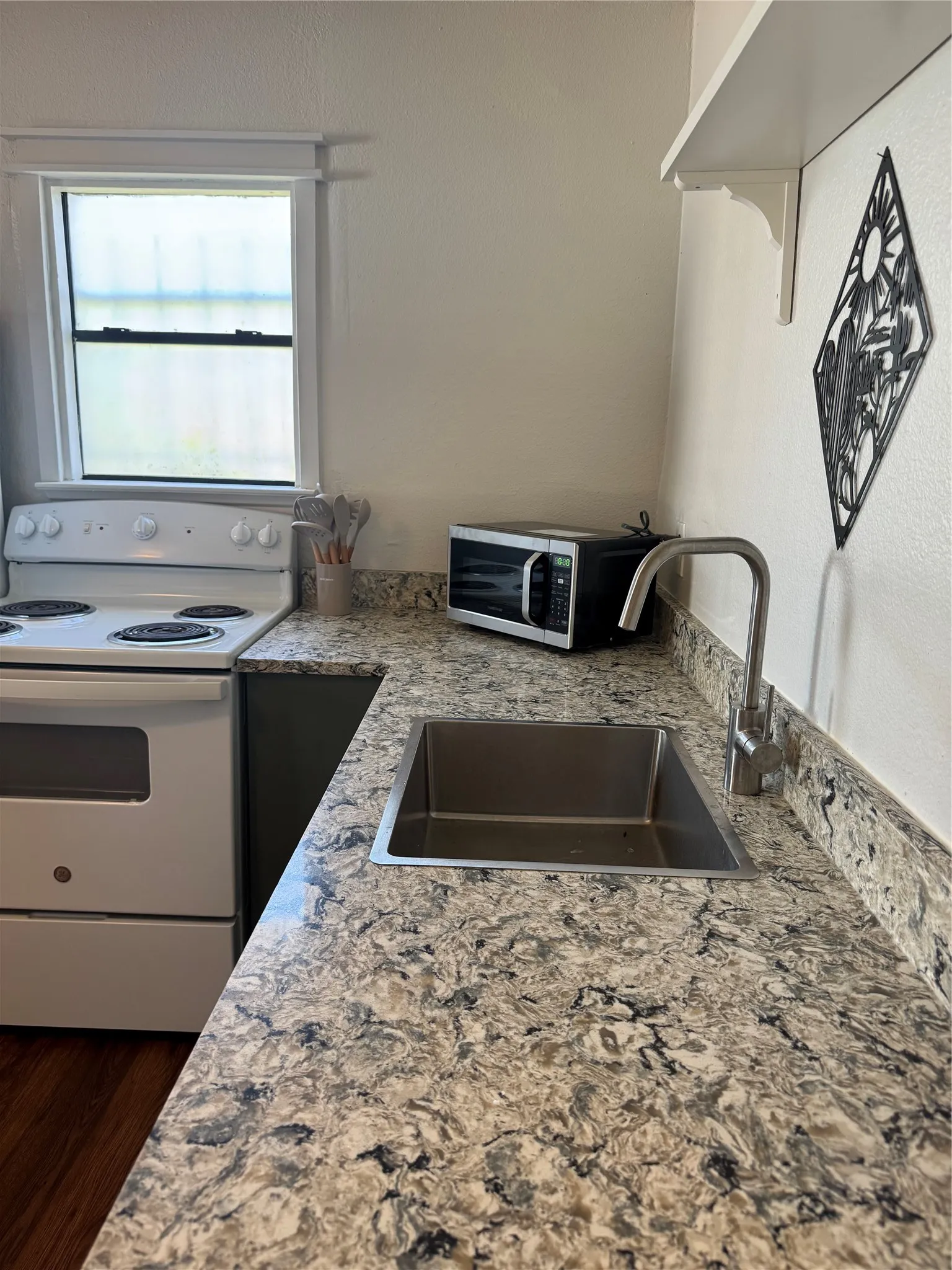 Single Family Residence For Rent in Tarrant County , 108 NW 30th Street, Fort Worth, Texas 76106, 2 Bedroom, 1 Bathroom, Garage spaces, 768 Sqft, built in 1949, mls#21390312, Real Estate Agent in Fort Worth, Homes For Rent in Tarrant county, Homes For Rent in Fort Worth, Realtor in Fort Worth Texas, Real Estate Brokerage Independent Realty Texas, Luminita Cordes Realtor