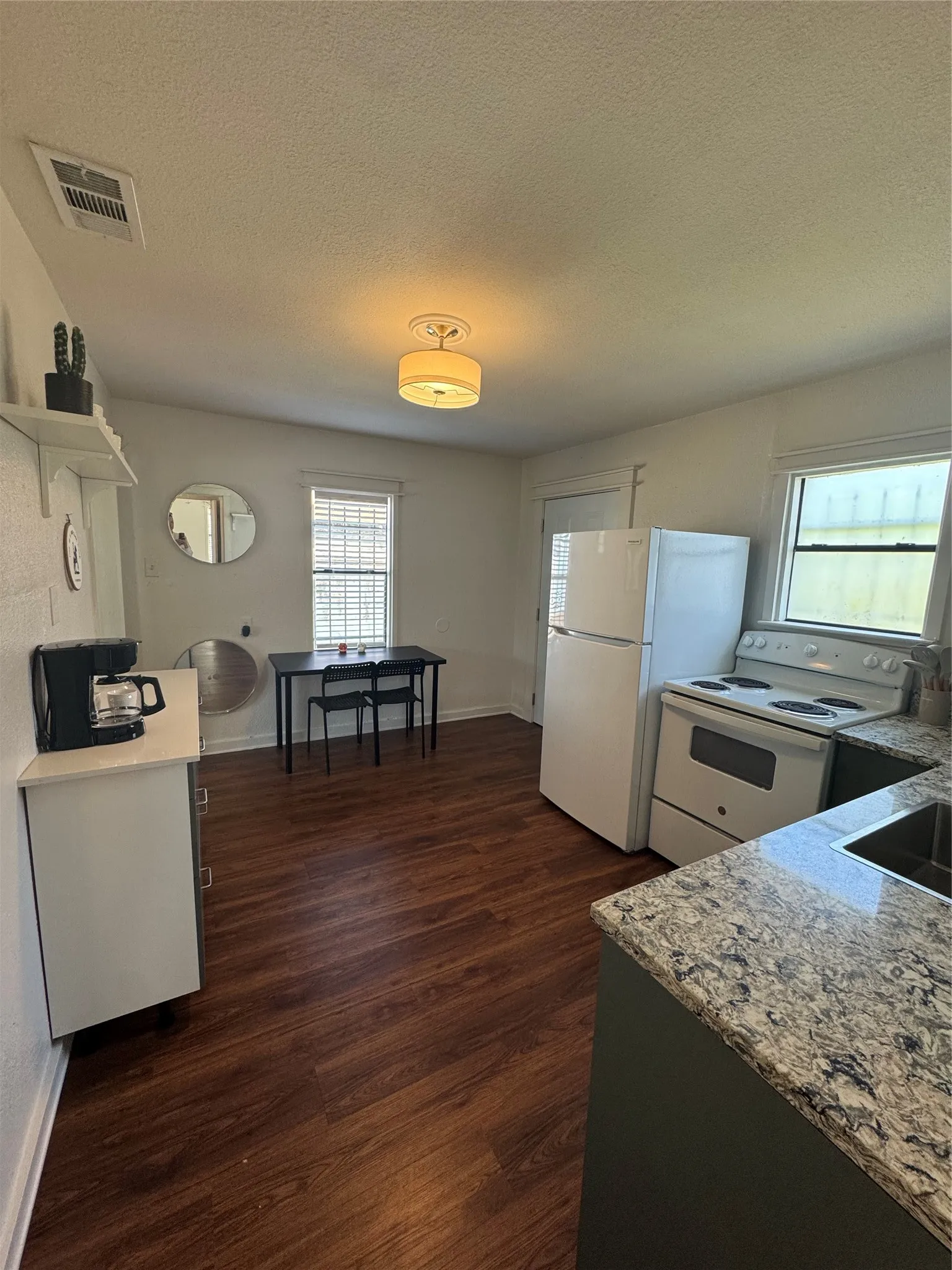 Single Family Residence For Rent in Tarrant County , 108 NW 30th Street, Fort Worth, Texas 76106, 2 Bedroom, 1 Bathroom, Garage spaces, 768 Sqft, built in 1949, mls#21390312, Real Estate Agent in Fort Worth, Homes For Rent in Tarrant county, Homes For Rent in Fort Worth, Realtor in Fort Worth Texas, Real Estate Brokerage Independent Realty Texas, Luminita Cordes Realtor