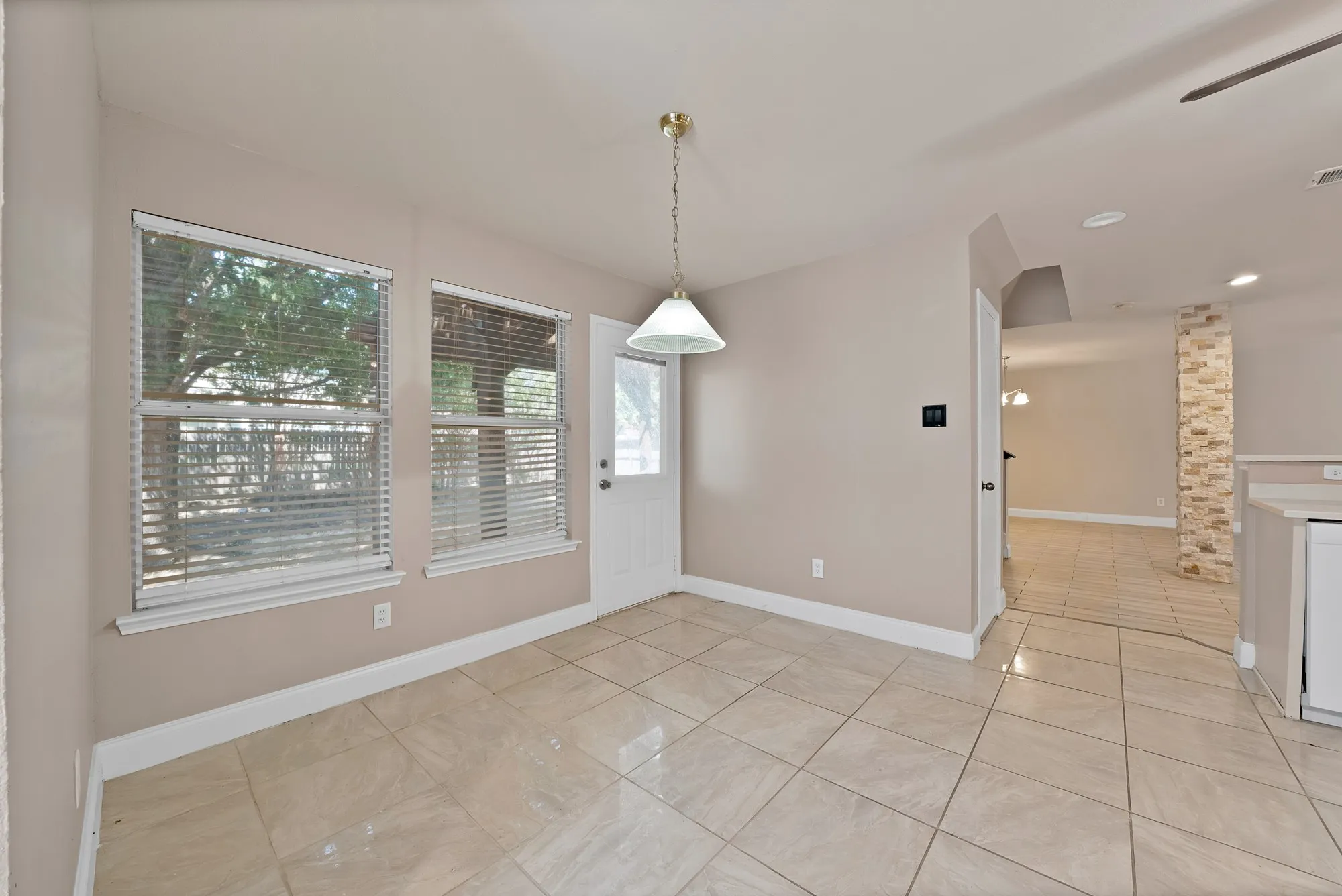 Single Family Residence For Rent in Tarrant County , 13241 Ridgepointe Road, Fort Worth, Texas 76244, 3 Bedroom, 3 Bathroom, 2 Garage spaces, 1,890 Sqft, built in 2002, mls#21390338, Real Estate Agent in Fort Worth, Homes For Rent in Tarrant county, Homes For Rent in Fort Worth, Realtor in Fort Worth Texas, Real Estate Brokerage Independent Realty Texas, Luminita Cordes Realtor