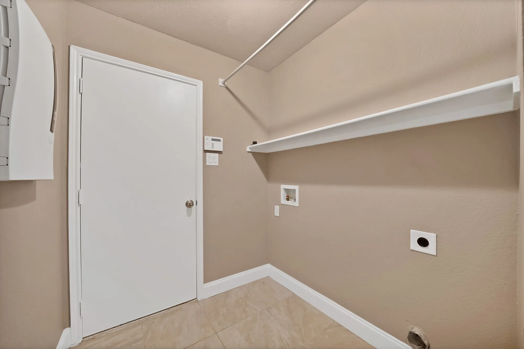 Single Family Residence For Rent in Tarrant County , 13241 Ridgepointe Road, Fort Worth, Texas 76244, 3 Bedroom, 3 Bathroom, 2 Garage spaces, 1,890 Sqft, built in 2002, mls#21390338, Real Estate Agent in Fort Worth, Homes For Rent in Tarrant county, Homes For Rent in Fort Worth, Realtor in Fort Worth Texas, Real Estate Brokerage Independent Realty Texas, Luminita Cordes Realtor