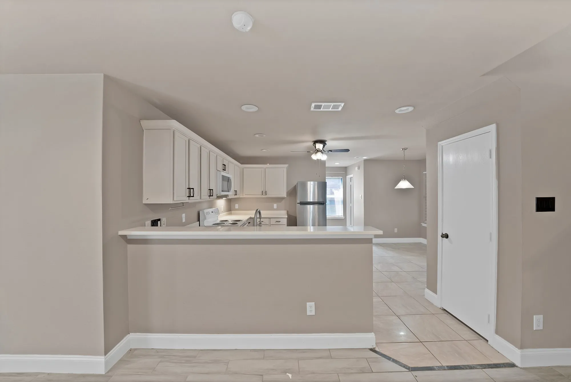 Single Family Residence For Rent in Tarrant County , 13241 Ridgepointe Road, Fort Worth, Texas 76244, 3 Bedroom, 3 Bathroom, 2 Garage spaces, 1,890 Sqft, built in 2002, mls#21390338, Real Estate Agent in Fort Worth, Homes For Rent in Tarrant county, Homes For Rent in Fort Worth, Realtor in Fort Worth Texas, Real Estate Brokerage Independent Realty Texas, Luminita Cordes Realtor
