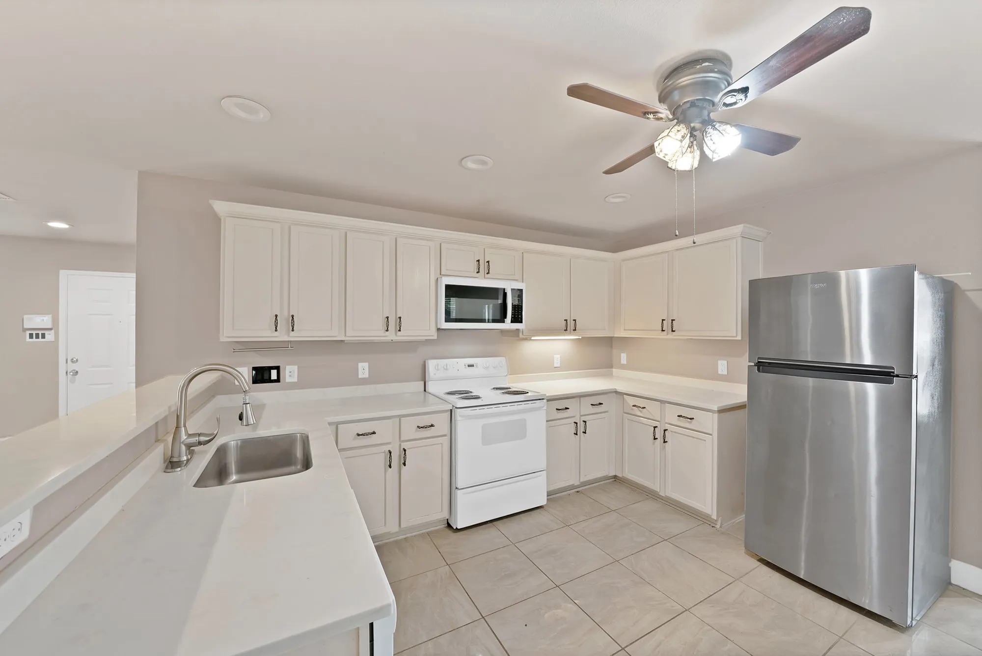 Single Family Residence For Rent in Tarrant County , 13241 Ridgepointe Road, Fort Worth, Texas 76244, 3 Bedroom, 3 Bathroom, 2 Garage spaces, 1,890 Sqft, built in 2002, mls#21390338, Real Estate Agent in Fort Worth, Homes For Rent in Tarrant county, Homes For Rent in Fort Worth, Realtor in Fort Worth Texas, Real Estate Brokerage Independent Realty Texas, Luminita Cordes Realtor
