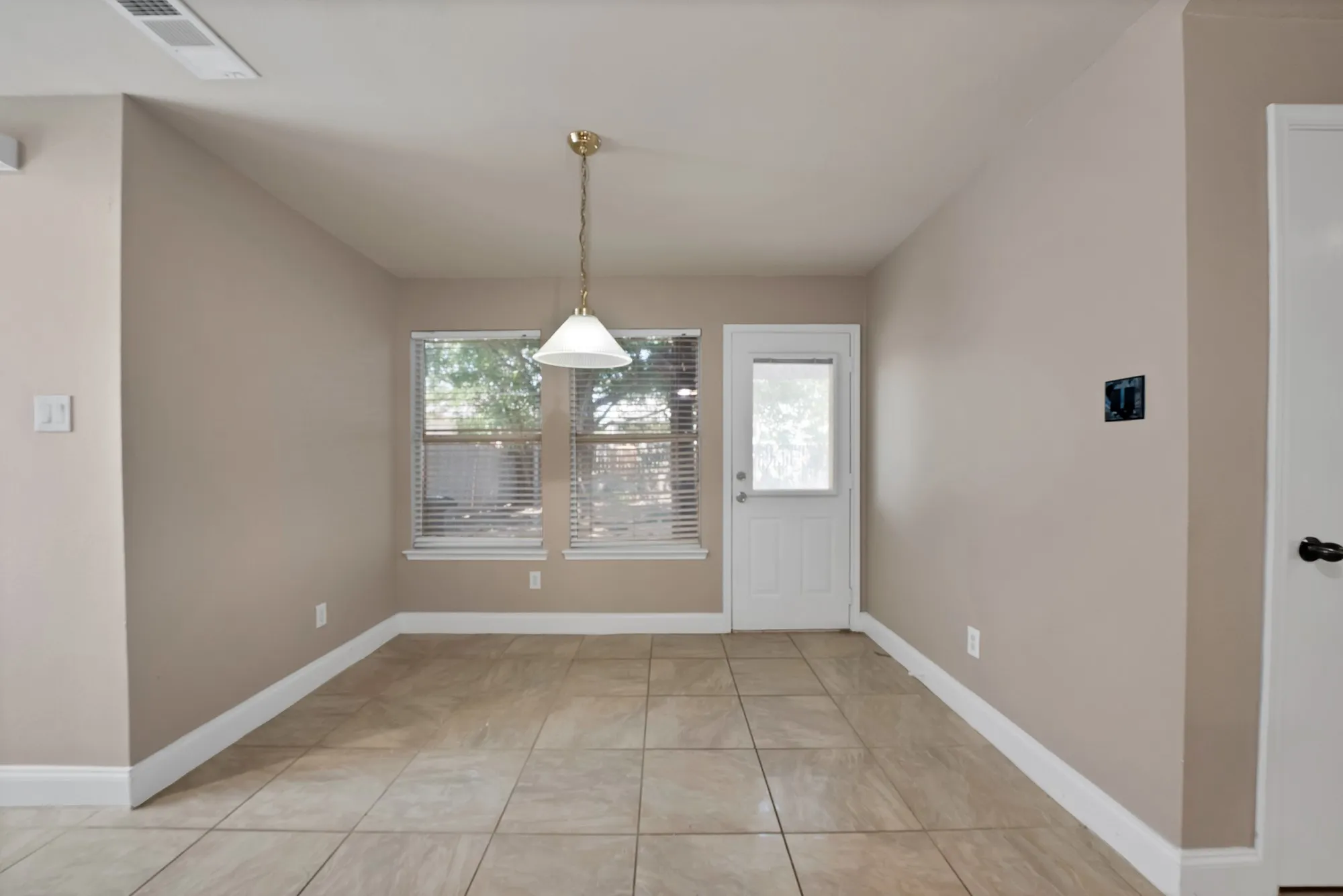 Single Family Residence For Rent in Tarrant County , 13241 Ridgepointe Road, Fort Worth, Texas 76244, 3 Bedroom, 3 Bathroom, 2 Garage spaces, 1,890 Sqft, built in 2002, mls#21390338, Real Estate Agent in Fort Worth, Homes For Rent in Tarrant county, Homes For Rent in Fort Worth, Realtor in Fort Worth Texas, Real Estate Brokerage Independent Realty Texas, Luminita Cordes Realtor