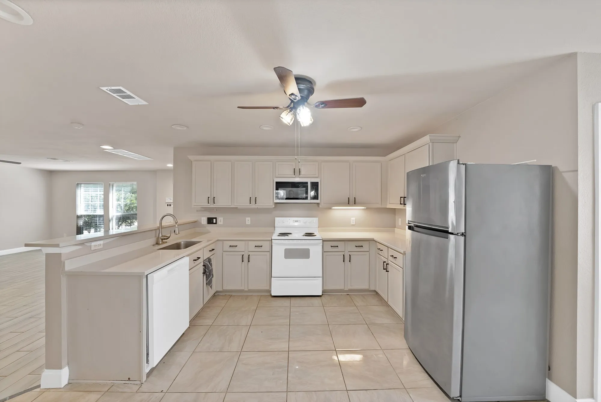 Single Family Residence For Rent in Tarrant County , 13241 Ridgepointe Road, Fort Worth, Texas 76244, 3 Bedroom, 3 Bathroom, 2 Garage spaces, 1,890 Sqft, built in 2002, mls#21390338, Real Estate Agent in Fort Worth, Homes For Rent in Tarrant county, Homes For Rent in Fort Worth, Realtor in Fort Worth Texas, Real Estate Brokerage Independent Realty Texas, Luminita Cordes Realtor