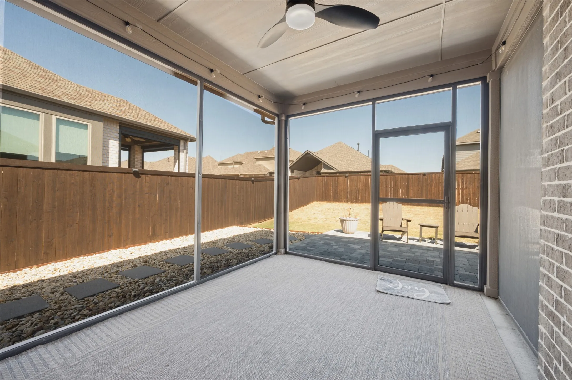 Screened-in porch featuring a ceiling fan and recessed lighting