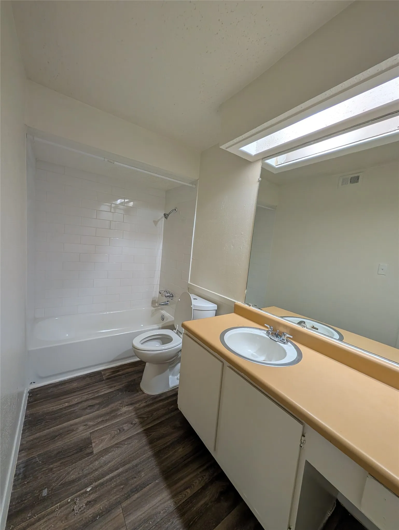 Condominium For Rent in Dallas County , 7431 Holly Hill Drive 204, Dallas, Texas 75231, 2 Bedroom, 2 Bathroom, Garage spaces, 950 Sqft, built in 1979, mls#21390339, Real Estate Agent in Dallas, Homes For Rent in Dallas county, Homes For Rent in Dallas, Realtor in Dallas Texas, Real Estate Brokerage Independent Realty Texas, Luminita Cordes Realtor