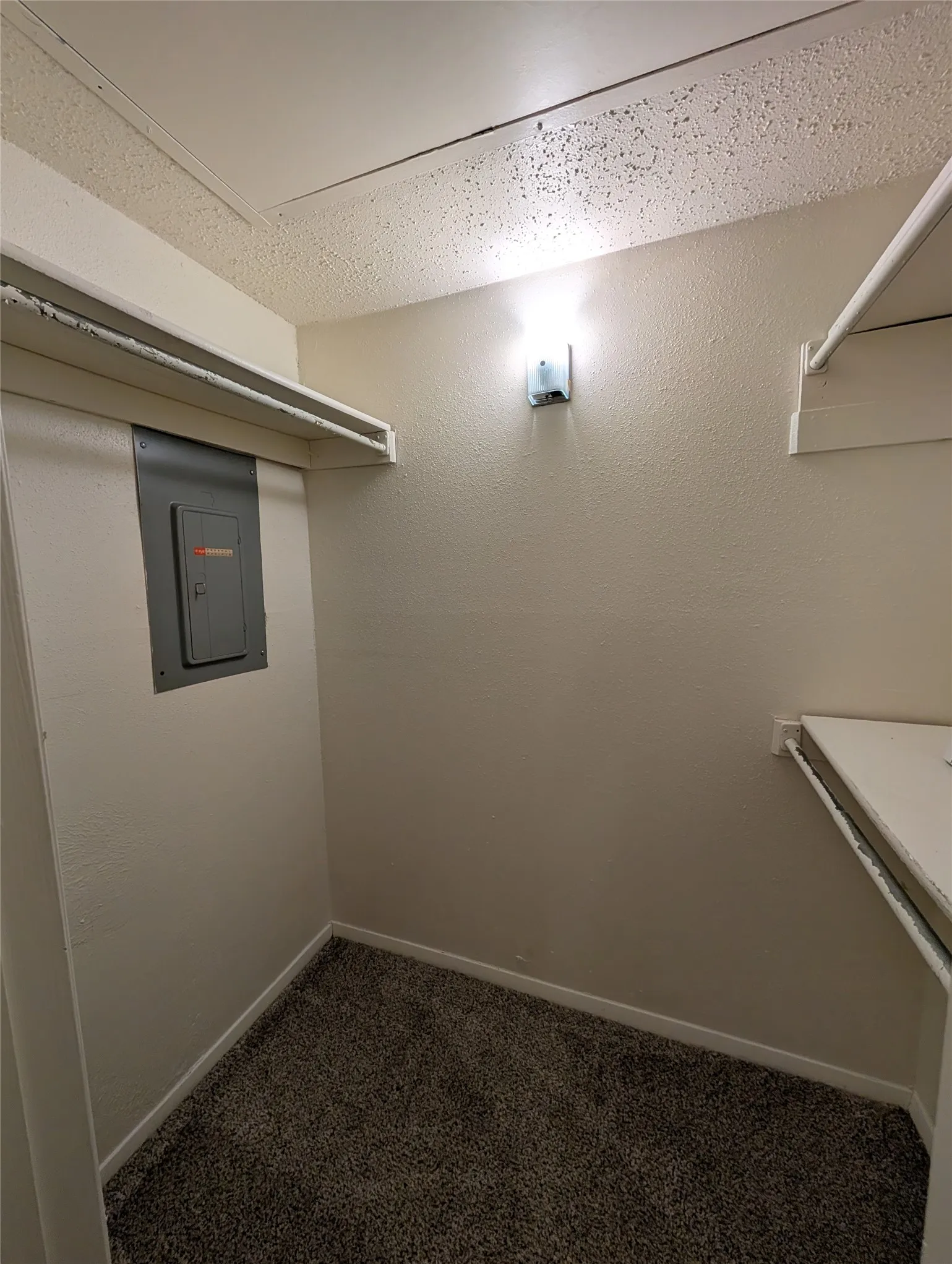 Condominium For Rent in Dallas County , 7431 Holly Hill Drive 204, Dallas, Texas 75231, 2 Bedroom, 2 Bathroom, Garage spaces, 950 Sqft, built in 1979, mls#21390339, Real Estate Agent in Dallas, Homes For Rent in Dallas county, Homes For Rent in Dallas, Realtor in Dallas Texas, Real Estate Brokerage Independent Realty Texas, Luminita Cordes Realtor
