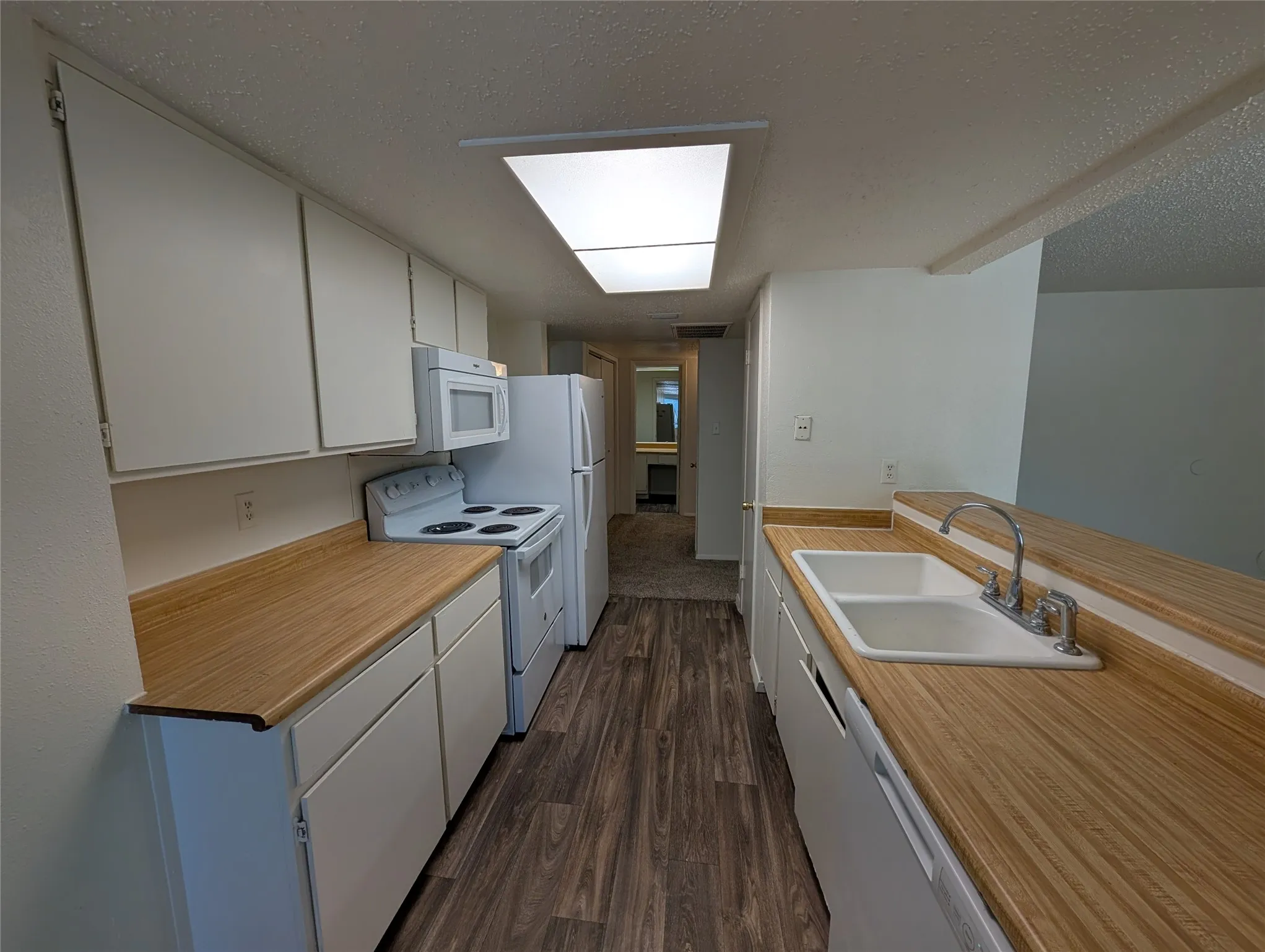 Condominium For Rent in Dallas County , 7431 Holly Hill Drive 204, Dallas, Texas 75231, 2 Bedroom, 2 Bathroom, Garage spaces, 950 Sqft, built in 1979, mls#21390339, Real Estate Agent in Dallas, Homes For Rent in Dallas county, Homes For Rent in Dallas, Realtor in Dallas Texas, Real Estate Brokerage Independent Realty Texas, Luminita Cordes Realtor