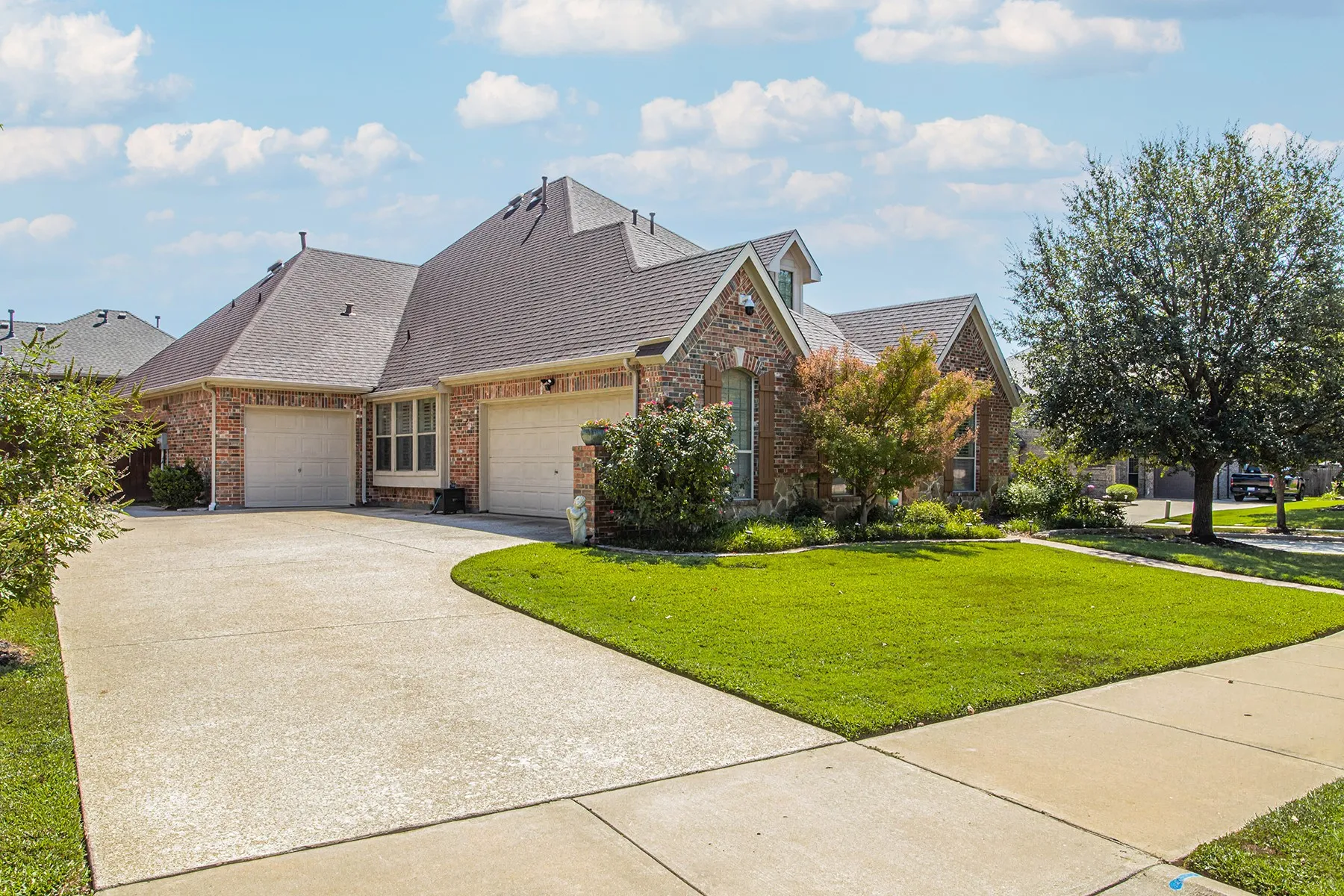 Single Family Residence For Sale in Tarrant County , 5900 Barton Springs Drive, North Richland Hills, Texas 76180, 4 Bedroom, 3 Bathroom, 3 Garage spaces, 2,550 Sqft, built in 2006, mls#21390340, Real Estate Agent in North Richland Hills, Homes For Sale in Tarrant county, Homes For Sale in North Richland Hills, Realtor in North Richland Hills Texas, Real Estate Brokerage Independent Realty Texas, Luminita Cordes Realtor