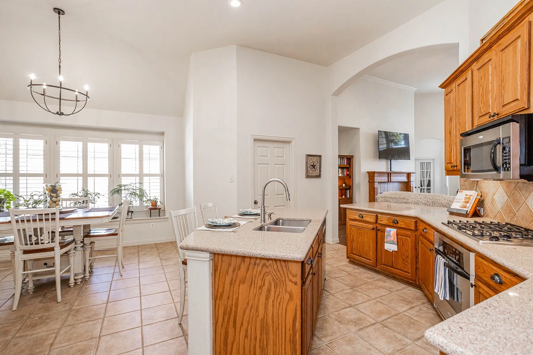 Single Family Residence For Sale in Tarrant County , 5900 Barton Springs Drive, North Richland Hills, Texas 76180, 4 Bedroom, 3 Bathroom, 3 Garage spaces, 2,550 Sqft, built in 2006, mls#21390340, Real Estate Agent in North Richland Hills, Homes For Sale in Tarrant county, Homes For Sale in North Richland Hills, Realtor in North Richland Hills Texas, Real Estate Brokerage Independent Realty Texas, Luminita Cordes Realtor