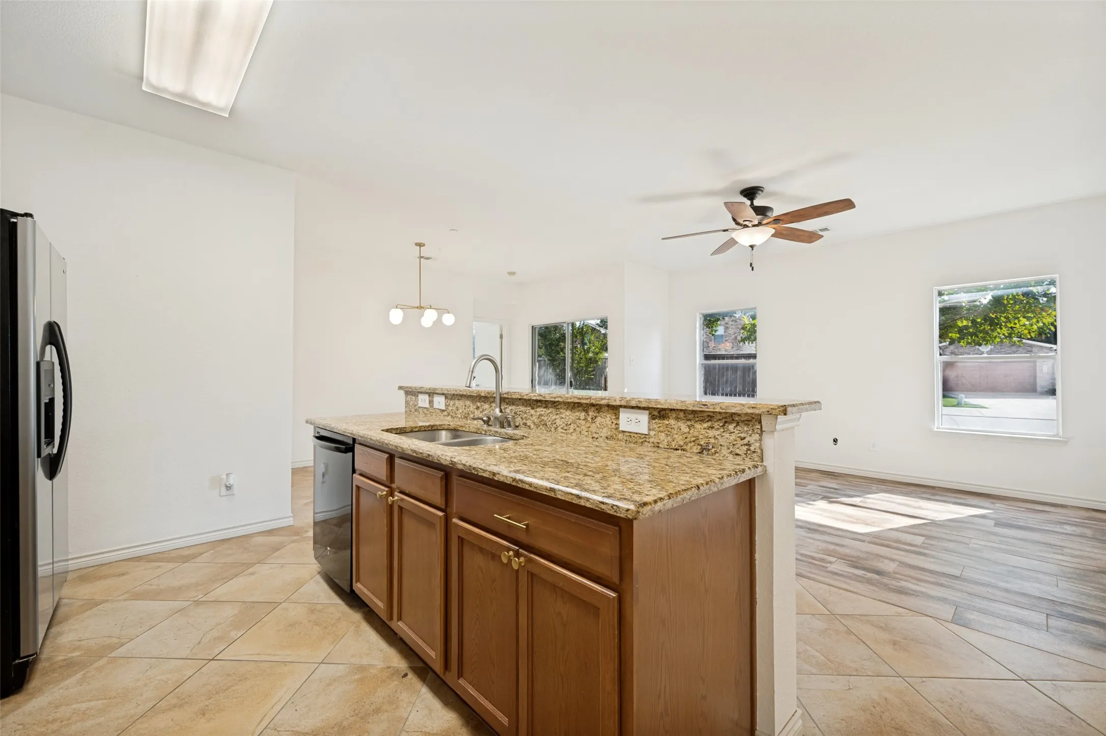 Single Family Residence For Rent in Denton County , 5900 Stone Mountain, The Colony, Texas 75056, 3 Bedroom, 3 Bathroom, 2 Garage spaces, 1,806 Sqft, built in 2008, mls#21390332, Real Estate Agent in The Colony, Homes For Rent in Denton county, Homes For Rent in The Colony, Realtor in The Colony Texas, Real Estate Brokerage Independent Realty Texas, Luminita Cordes Realtor